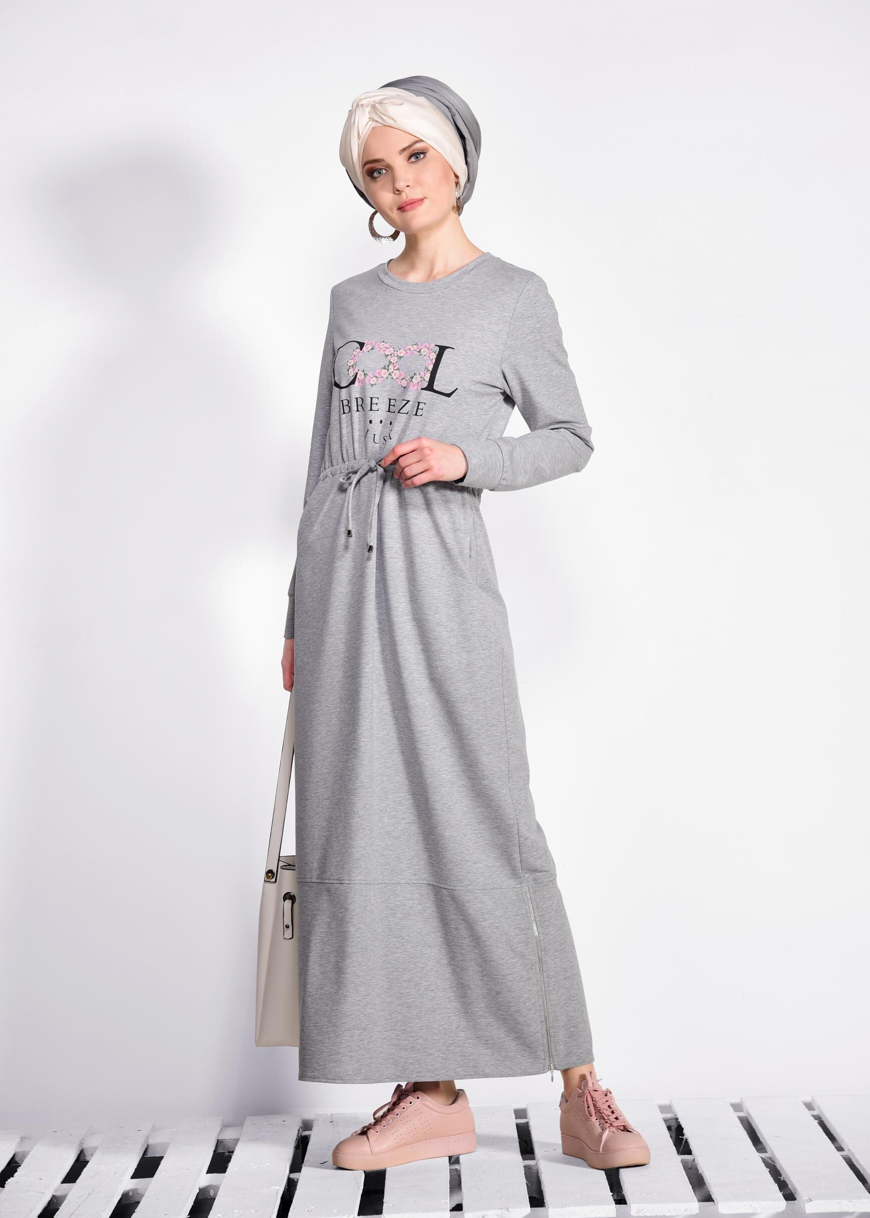 Tesettür giyim GRİ ÖNÜ BASKILI BELİ BÜZGÜLÜ EŞOFMAN ELBİSE 4524 
