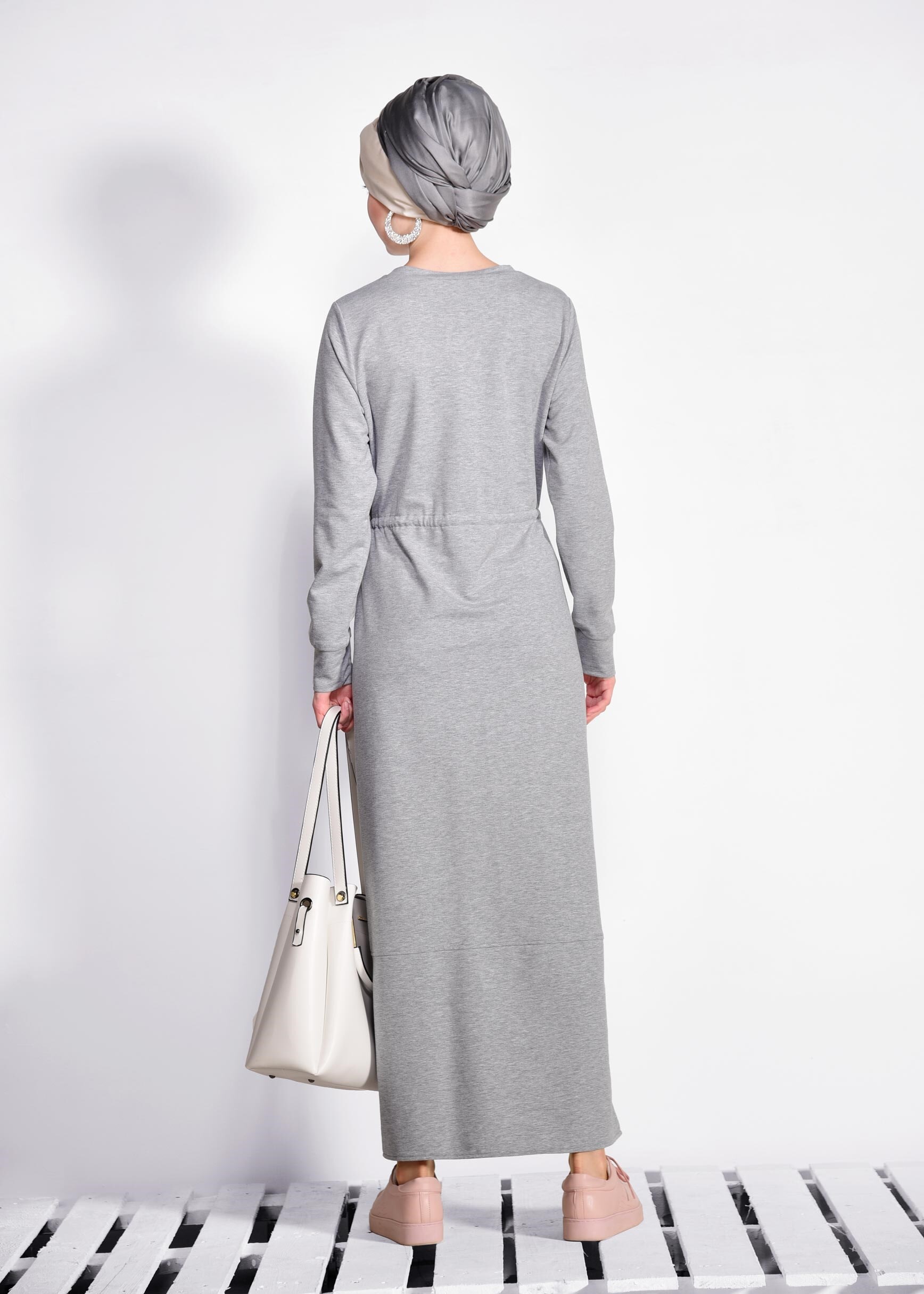 Tesettür giyim GRİ ÖNÜ BASKILI BELİ BÜZGÜLÜ EŞOFMAN ELBİSE 4524 