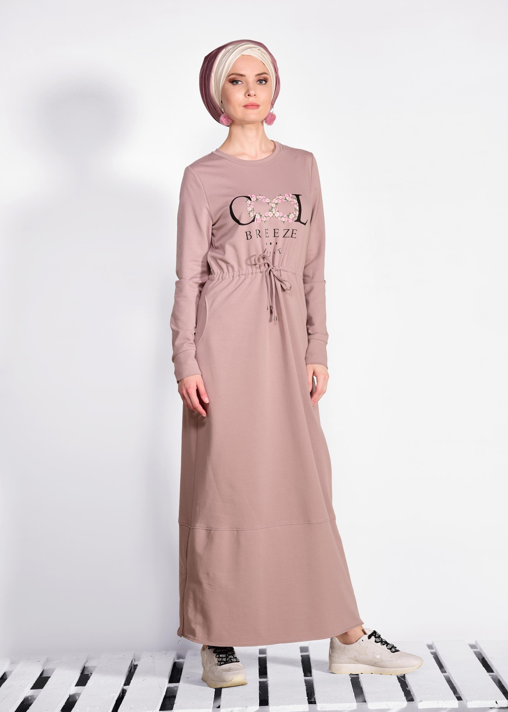 Tesettür giyim PUDRA ÖNÜ BASKILI BELİ BÜZGÜLÜ EŞOFMAN ELBİSE 4524 