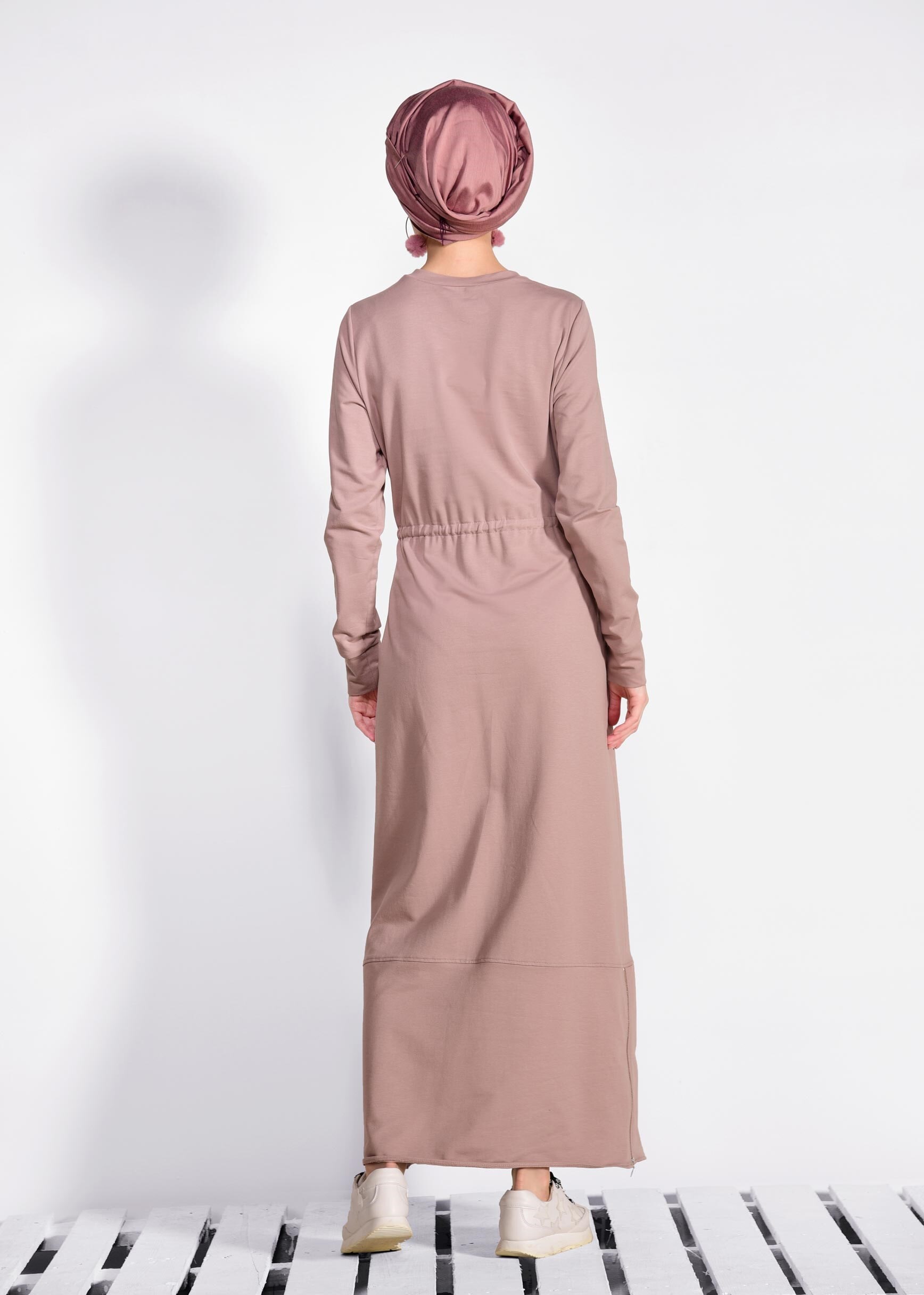 Tesettür giyim PUDRA ÖNÜ BASKILI BELİ BÜZGÜLÜ EŞOFMAN ELBİSE 4524 