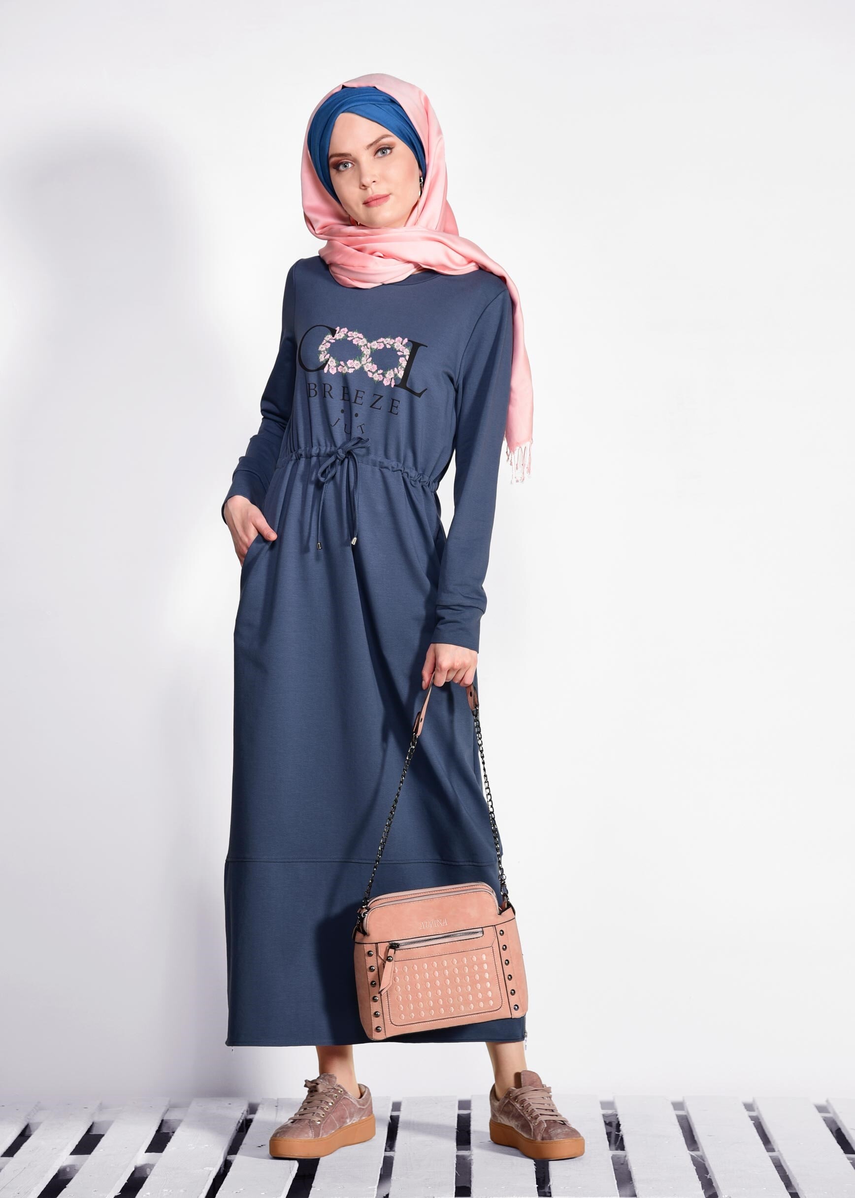 Tesettür giyim LACİVERT ÖNÜ BASKILI BELİ BÜZGÜLÜ EŞOFMAN ELBİSE 4524 
