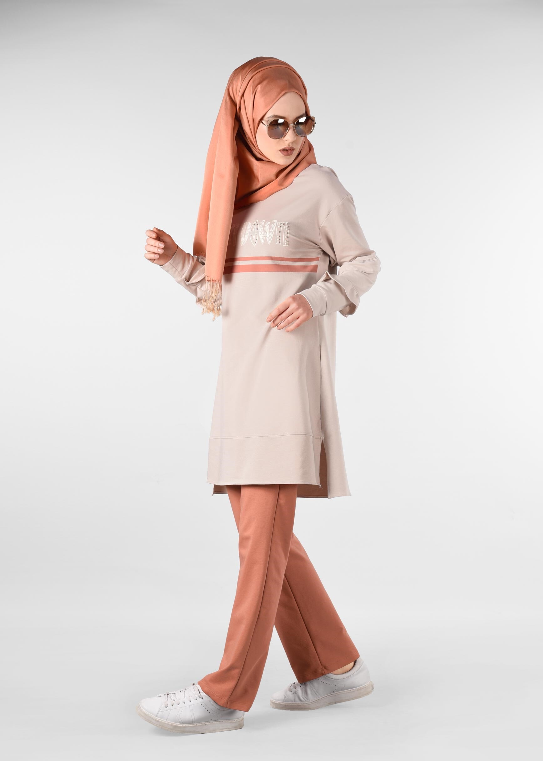 Tesettür giyim BEJ BONCUKLU BASKI DETAYLI 2&prime;Lİ EŞOFMAN TAKIM 4912 