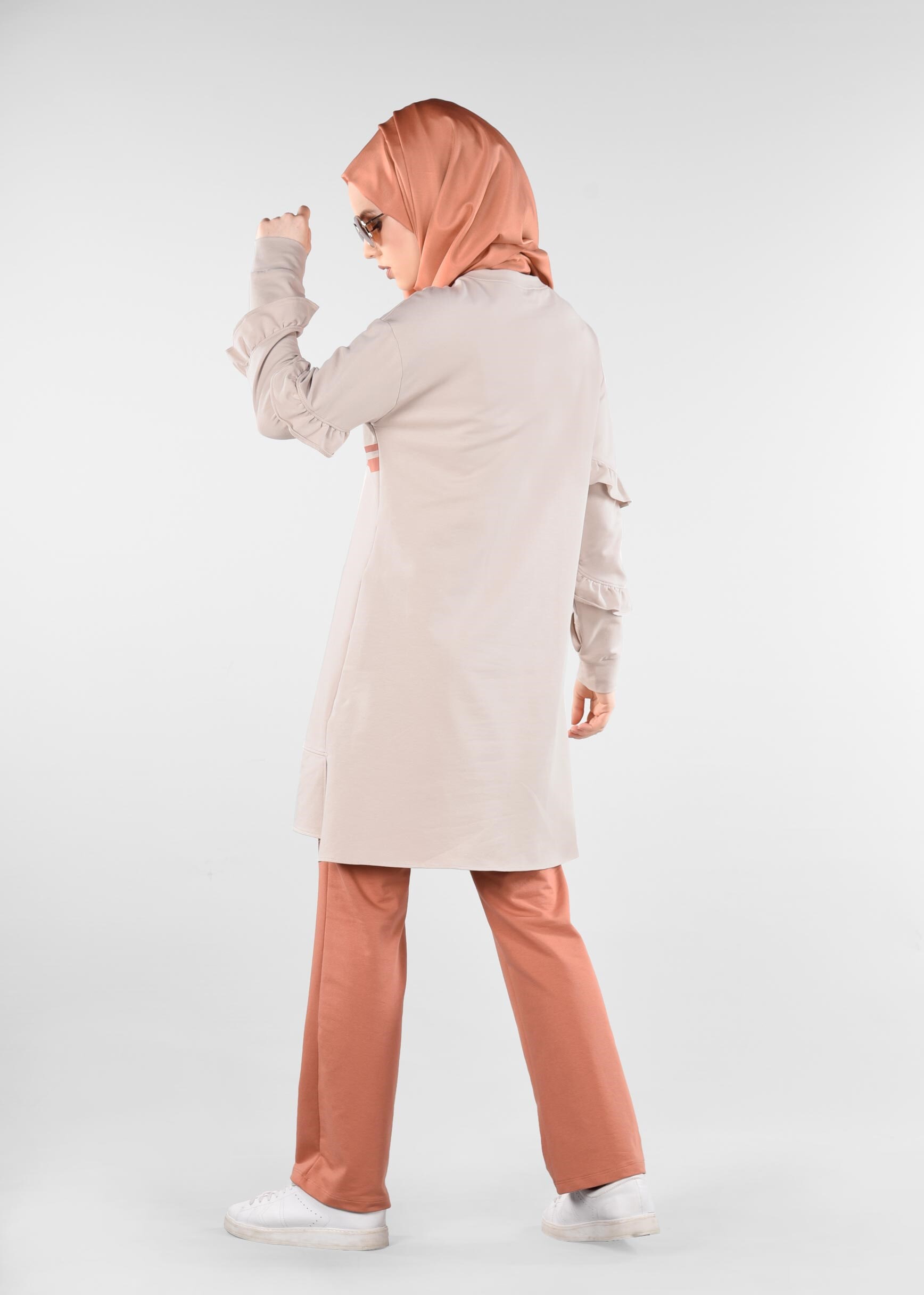 Tesettür giyim BEJ BONCUKLU BASKI DETAYLI 2&prime;Lİ EŞOFMAN TAKIM 4912 