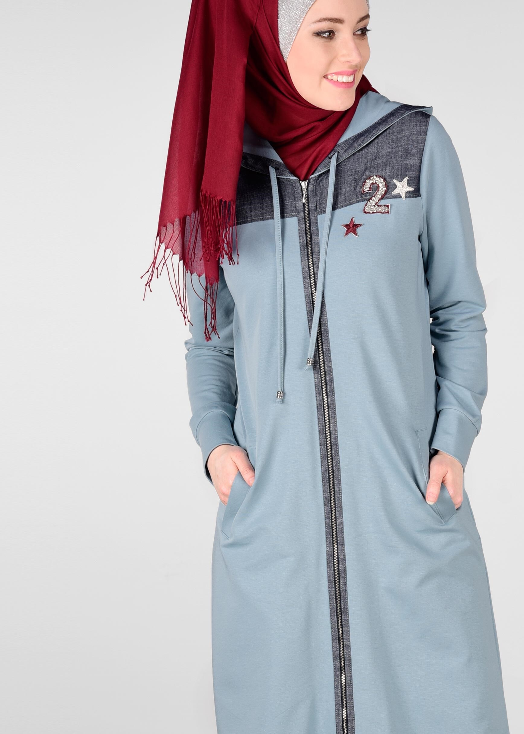 Tesettür giyim MAVİ KAPÜŞONLU VE ARMA DETAYLI EŞOFMAN TUNİK 4936