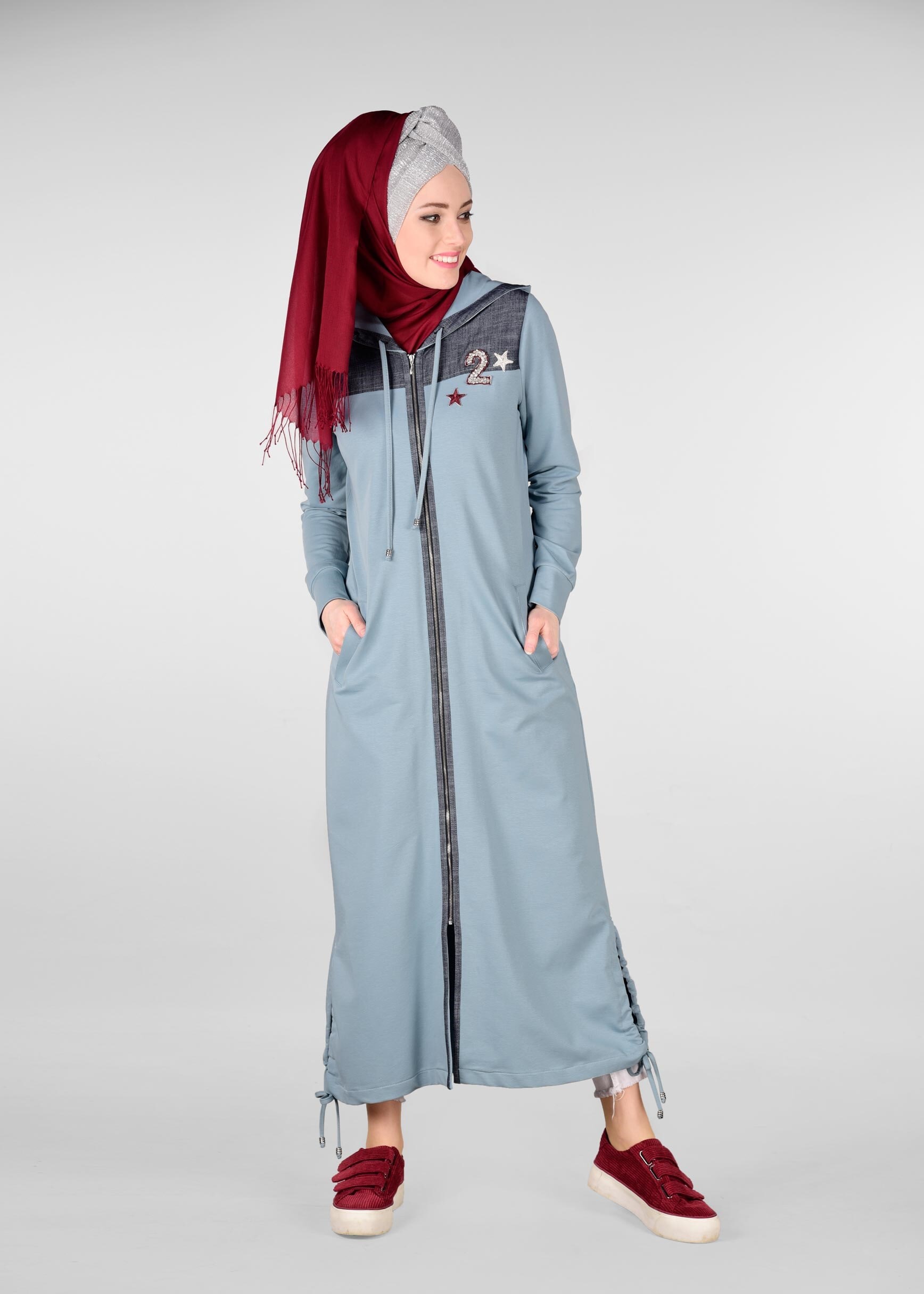 Tesettür giyim MAVİ KAPÜŞONLU VE ARMA DETAYLI EŞOFMAN TUNİK 4936
