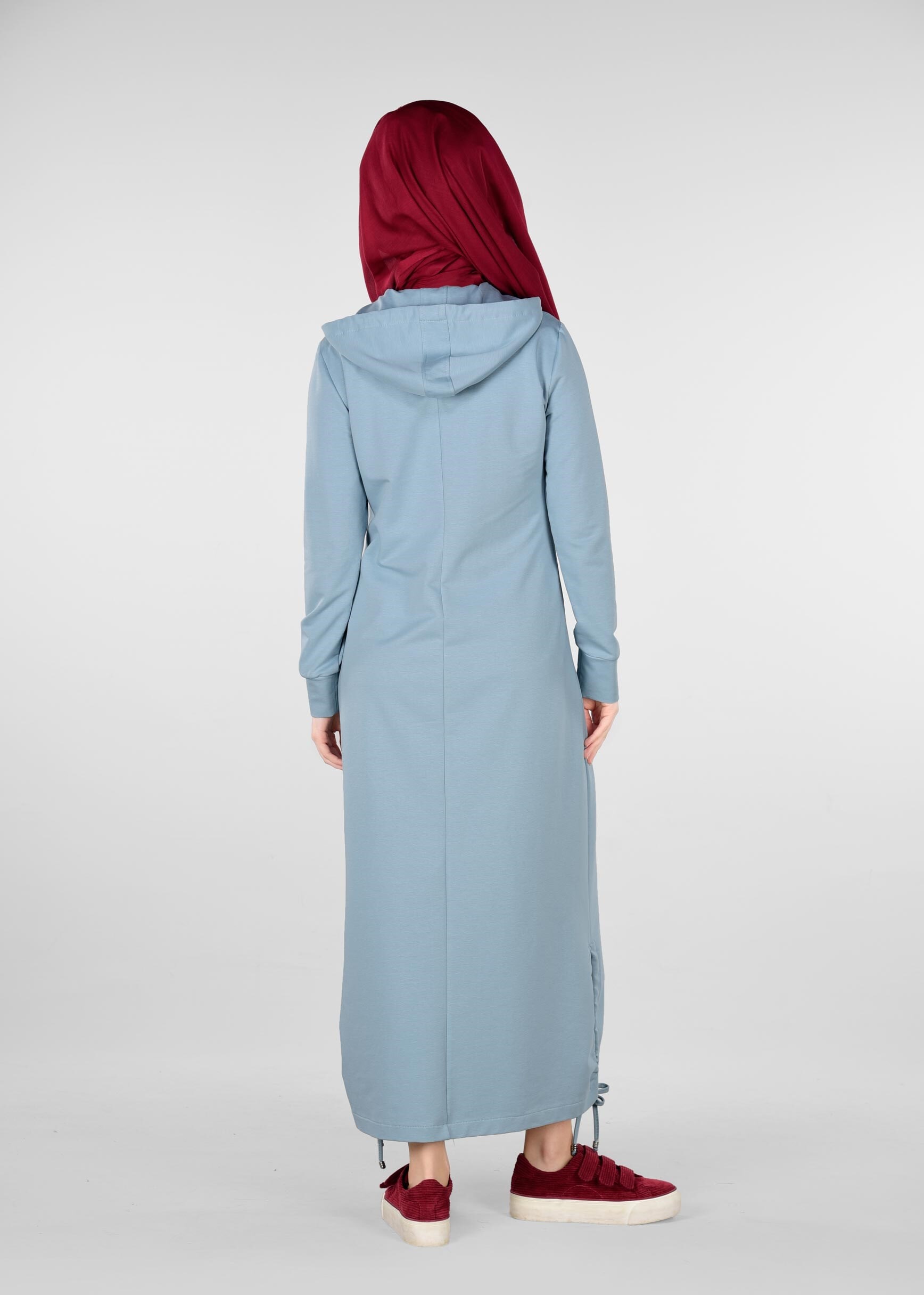 Tesettür giyim MAVİ KAPÜŞONLU VE ARMA DETAYLI EŞOFMAN TUNİK 4936