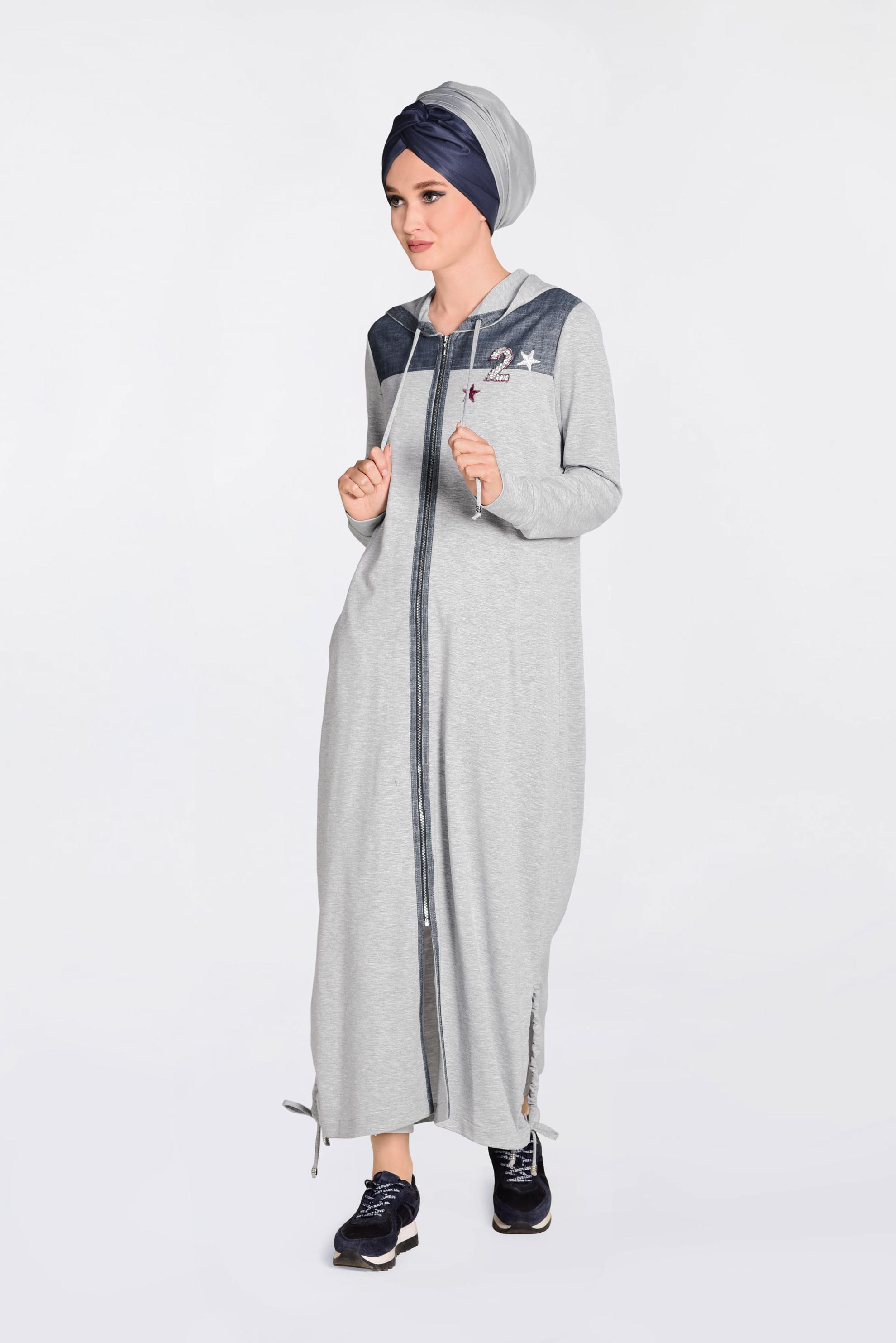 Tesettür giyim GRİ KAPÜŞONLU VE ARMA DETAYLI EŞOFMAN TUNİK 4936