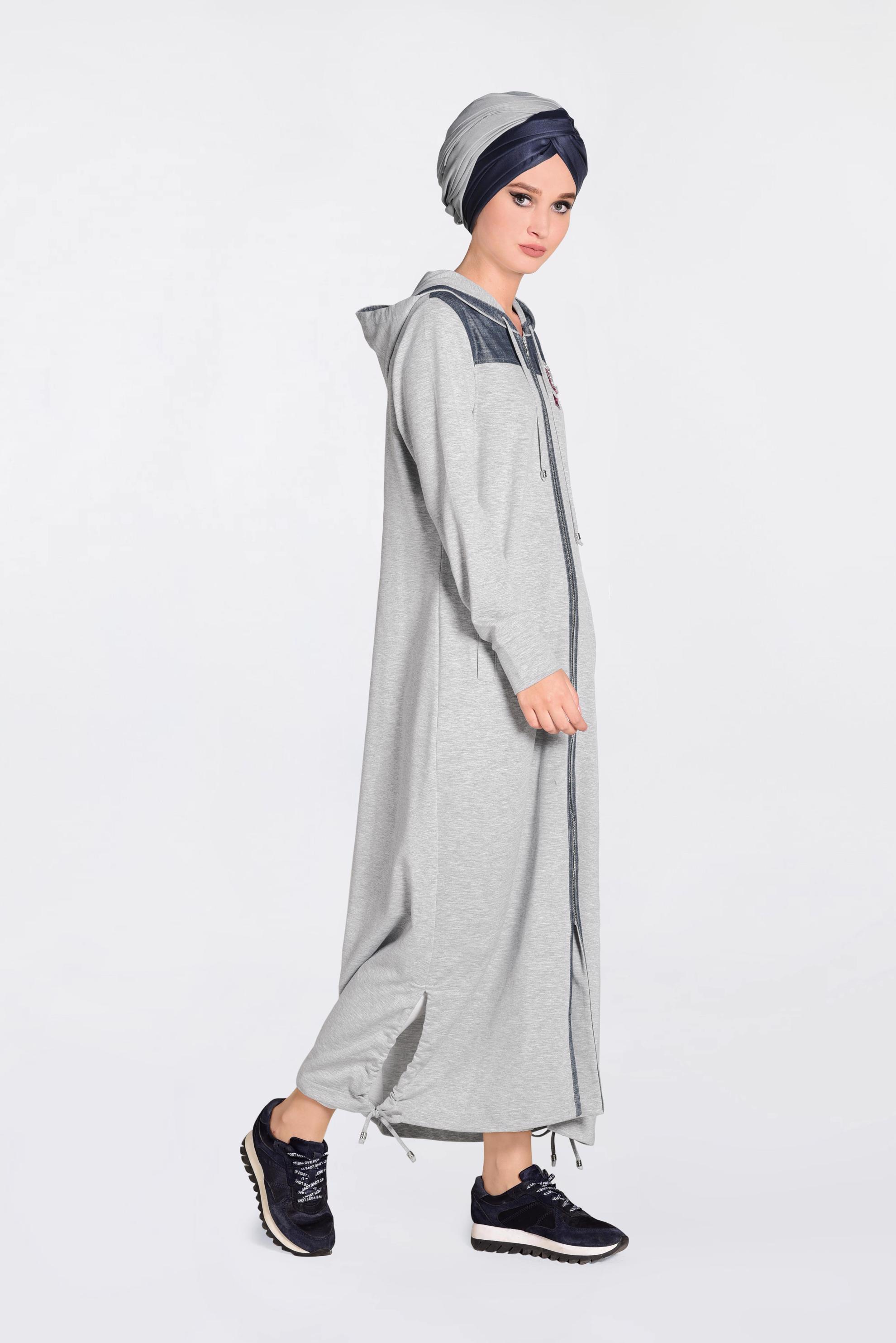 Tesettür giyim GRİ KAPÜŞONLU VE ARMA DETAYLI EŞOFMAN TUNİK 4936