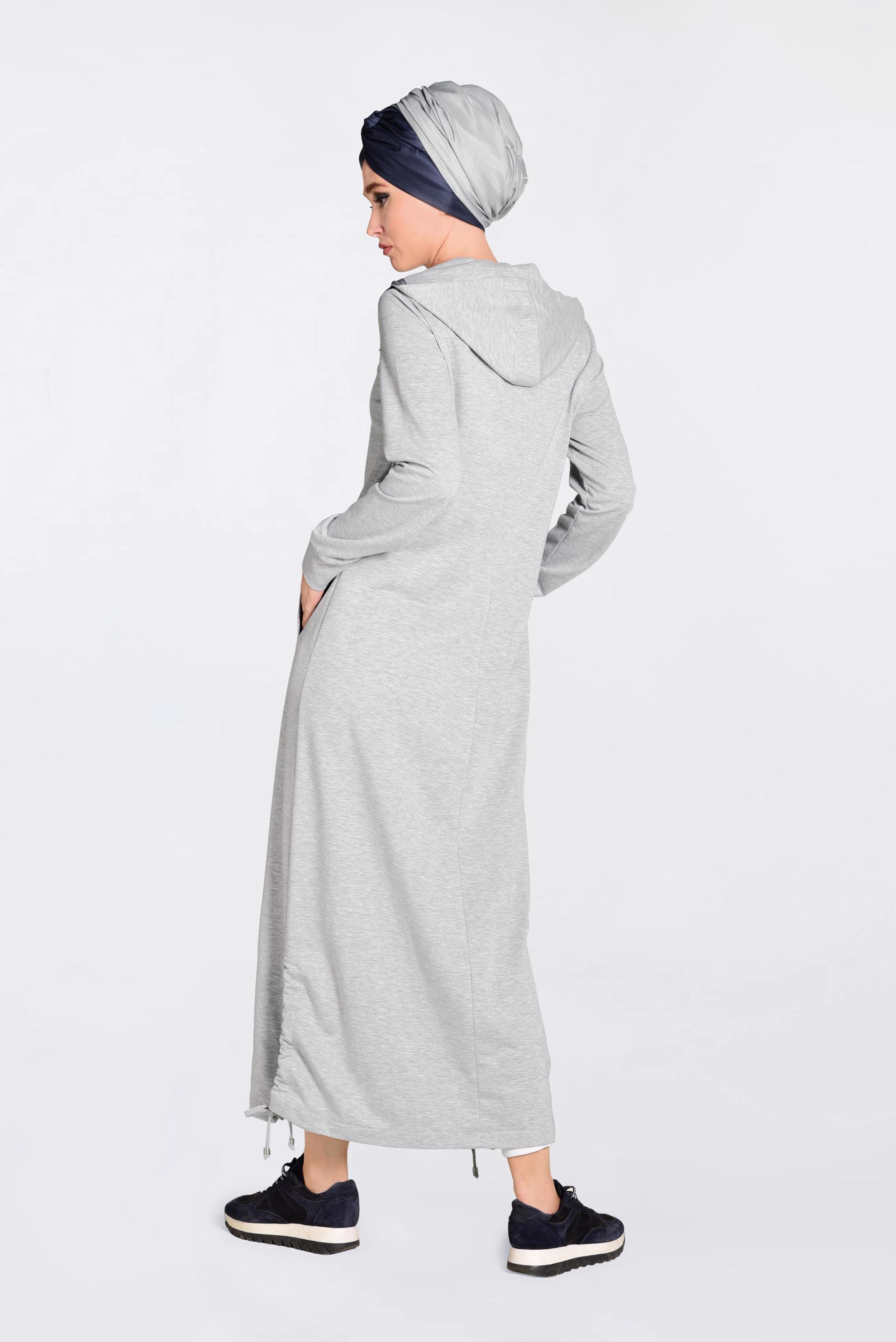 Tesettür giyim GRİ KAPÜŞONLU VE ARMA DETAYLI EŞOFMAN TUNİK 4936
