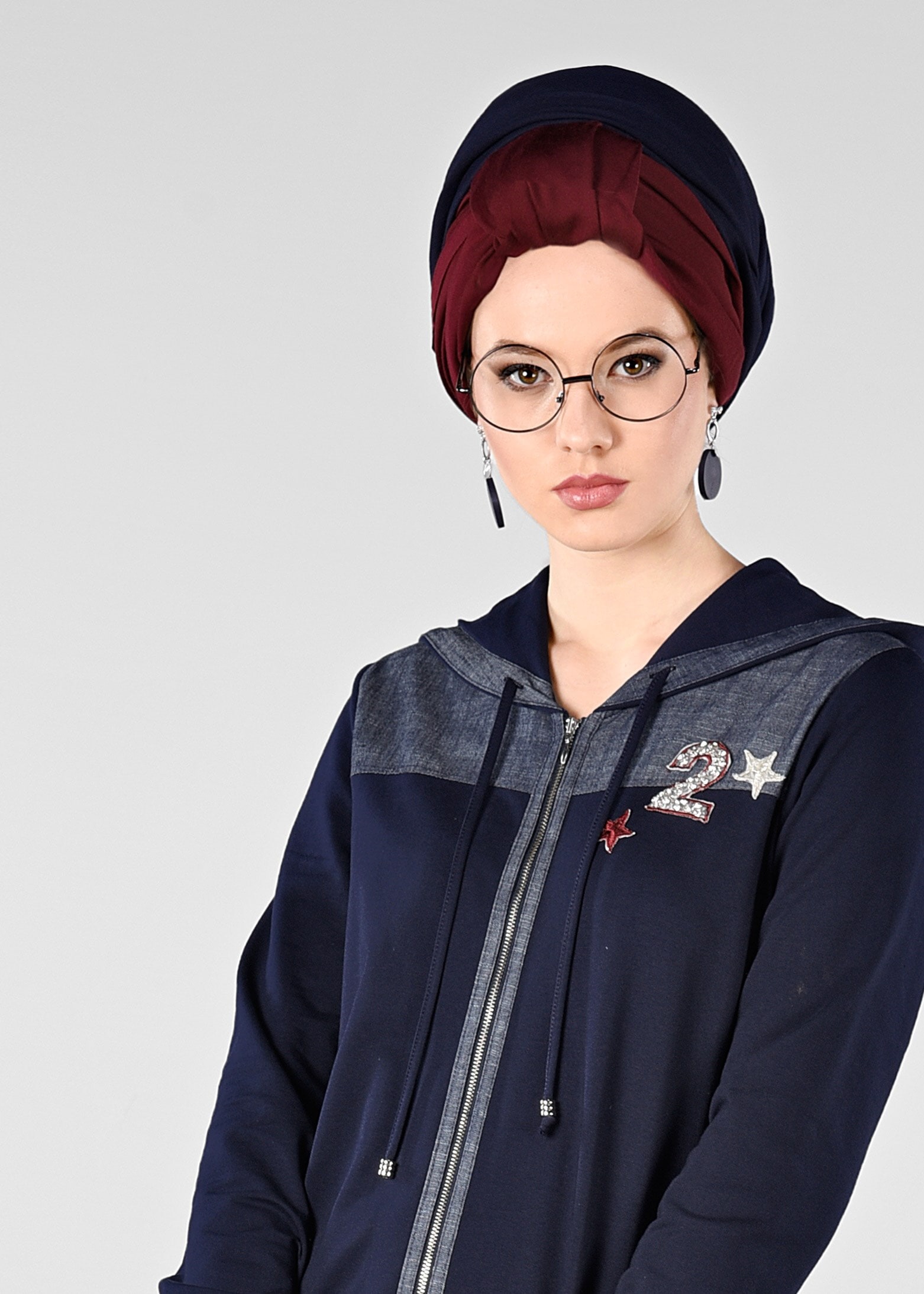 Tesettür giyim LACİVERT KAPÜŞONLU VE ARMA DETAYLI EŞOFMAN TUNİK 4936