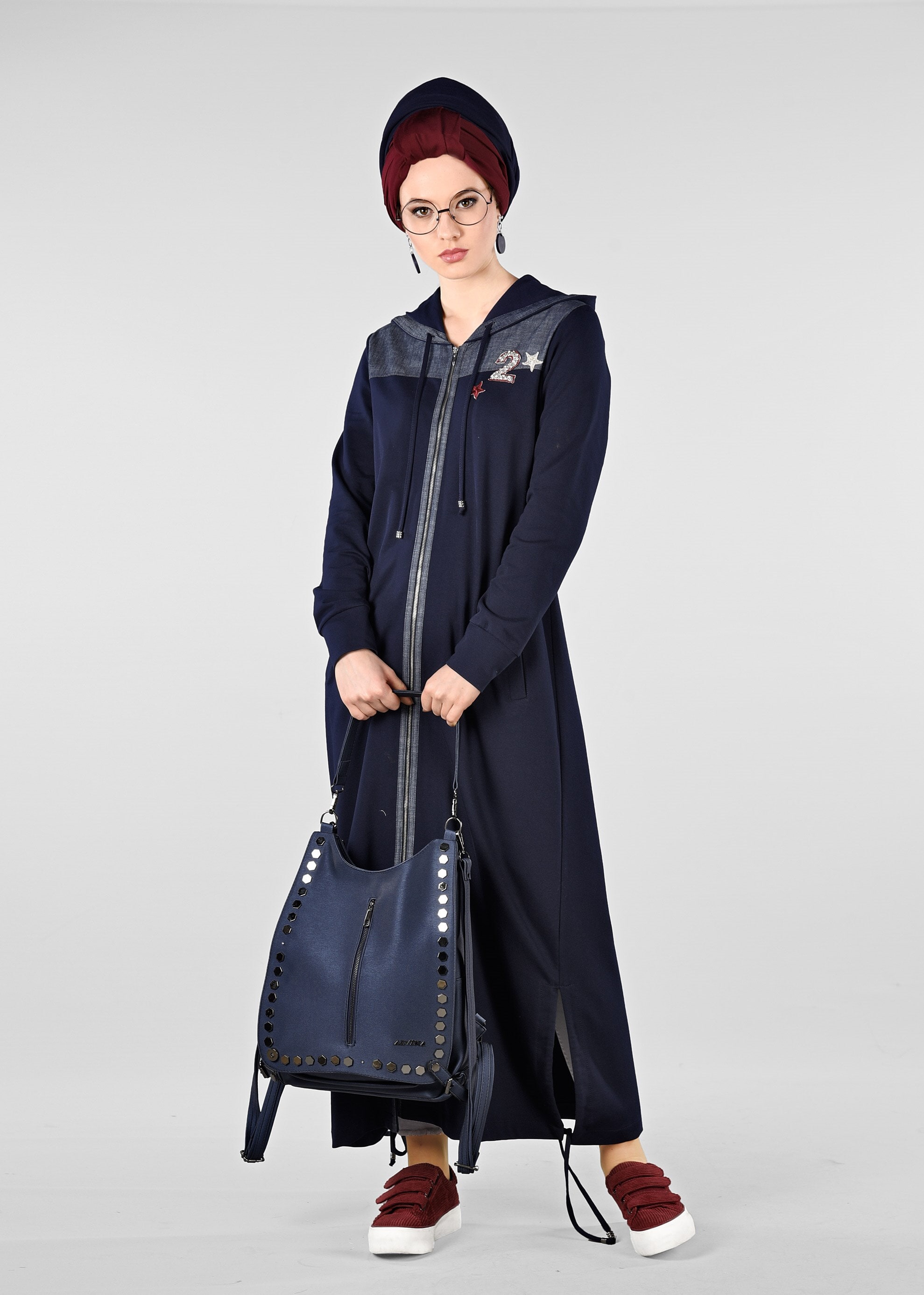 Tesettür giyim LACİVERT KAPÜŞONLU VE ARMA DETAYLI EŞOFMAN TUNİK 4936