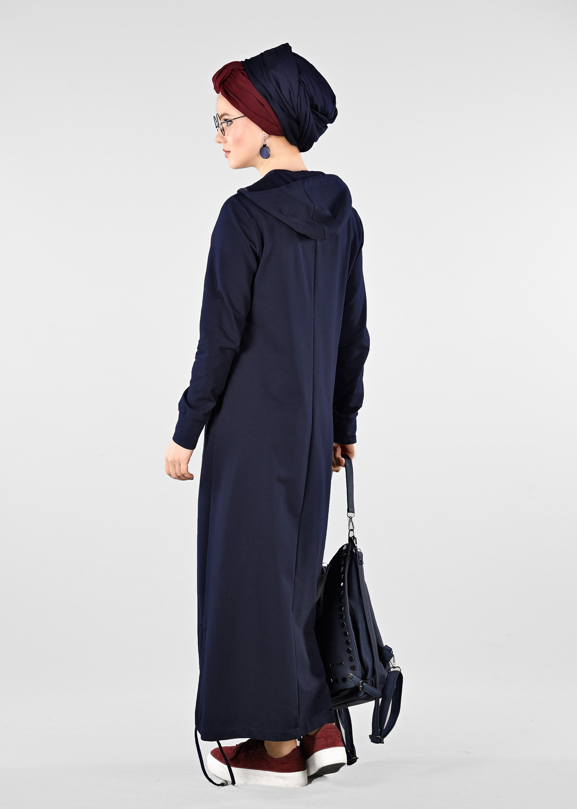 Tesettür giyim LACİVERT KAPÜŞONLU VE ARMA DETAYLI EŞOFMAN TUNİK 4936