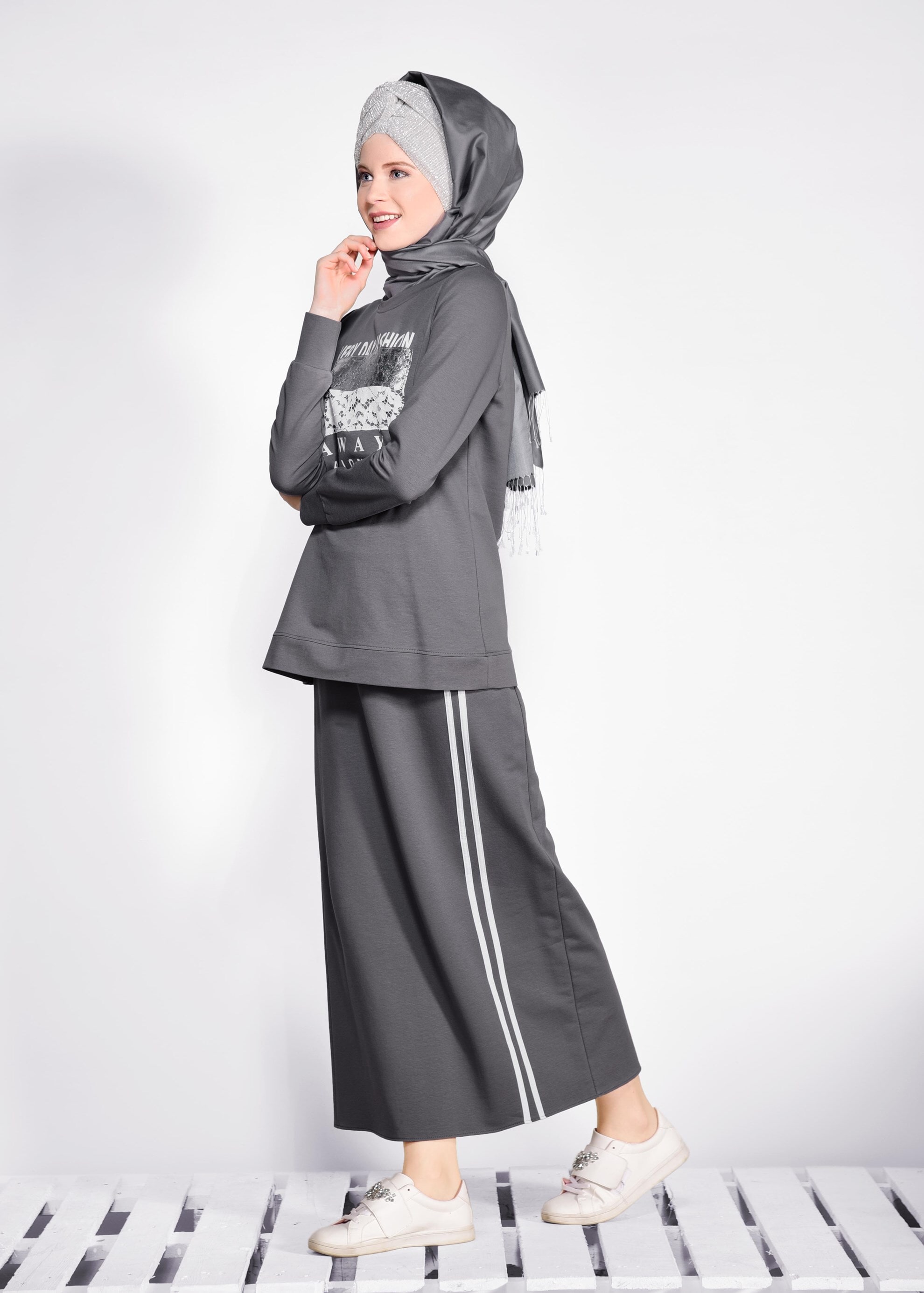 Tesettür giyim GRİ YAZILI VE BASKILI 2&prime;Lİ EŞOFMAN TAKIM 4941