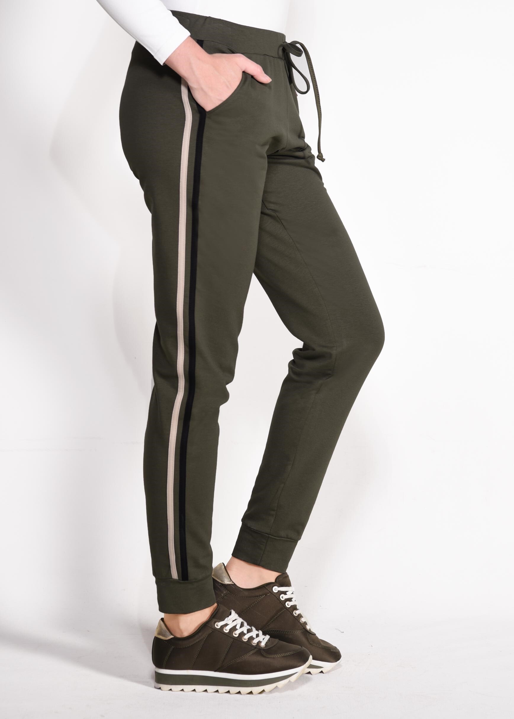 Tesettür giyim HAKİ YANLARI ŞERİTLİ BELİ BAĞCIKLI EŞOFMAN ALTI 7353