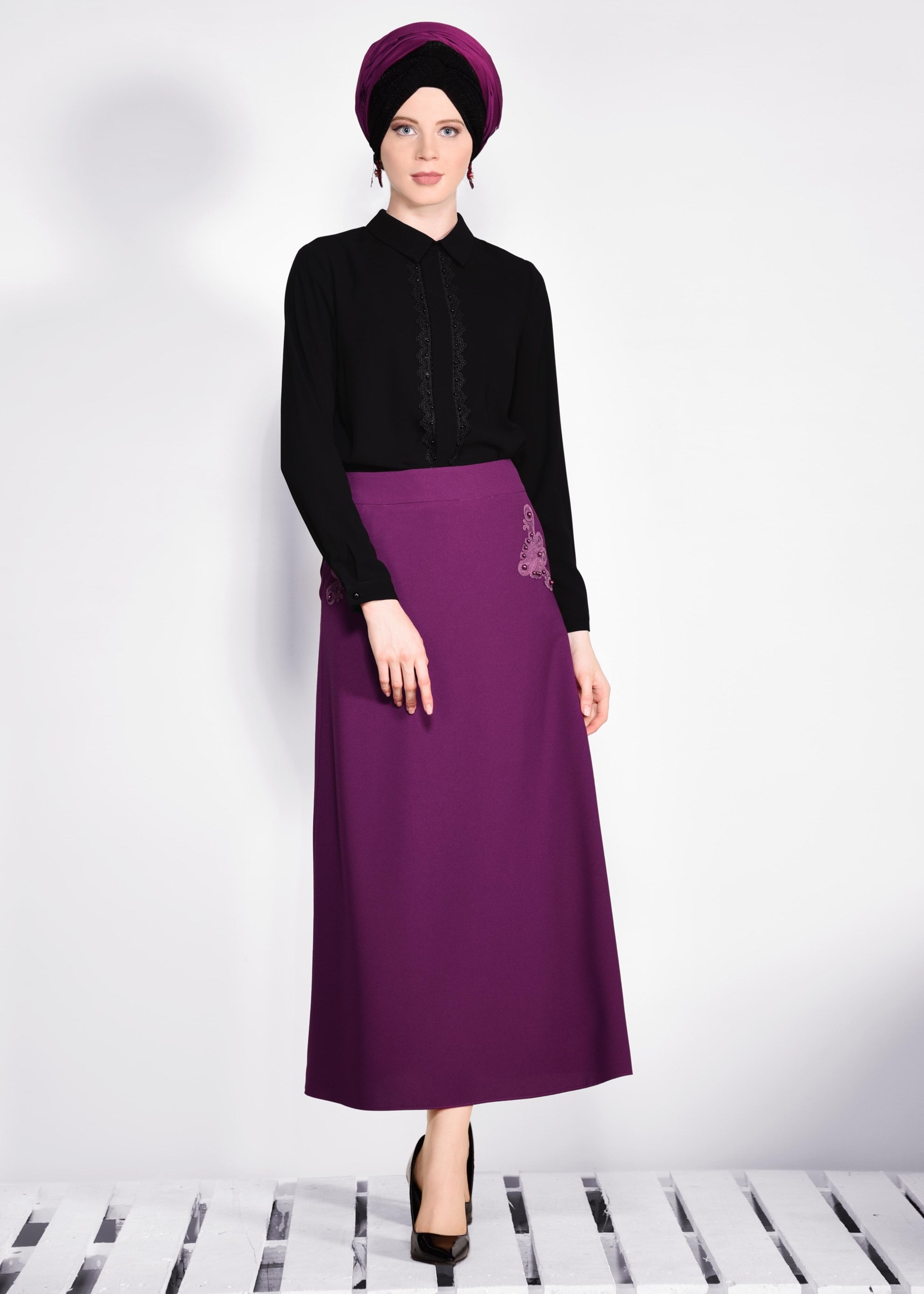 Tesettür giyim MOR NAKIŞ DETAYLI ETEK 6176