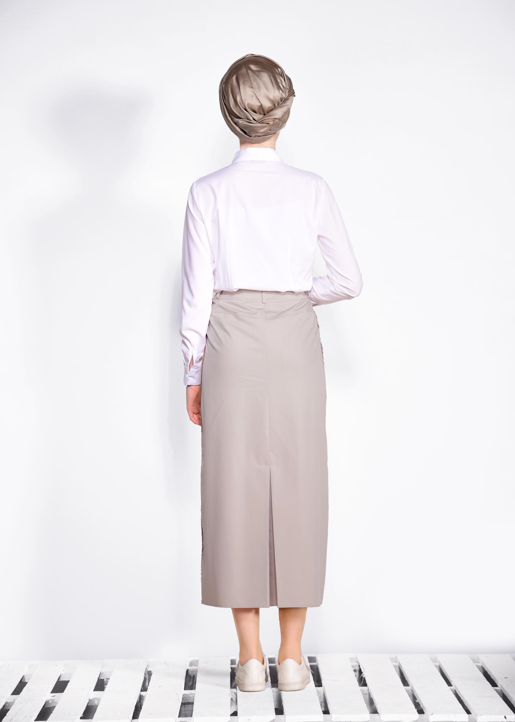 Tesettür giyim BEJ YANLARI SİM ŞERİTLİ ETEK 6199