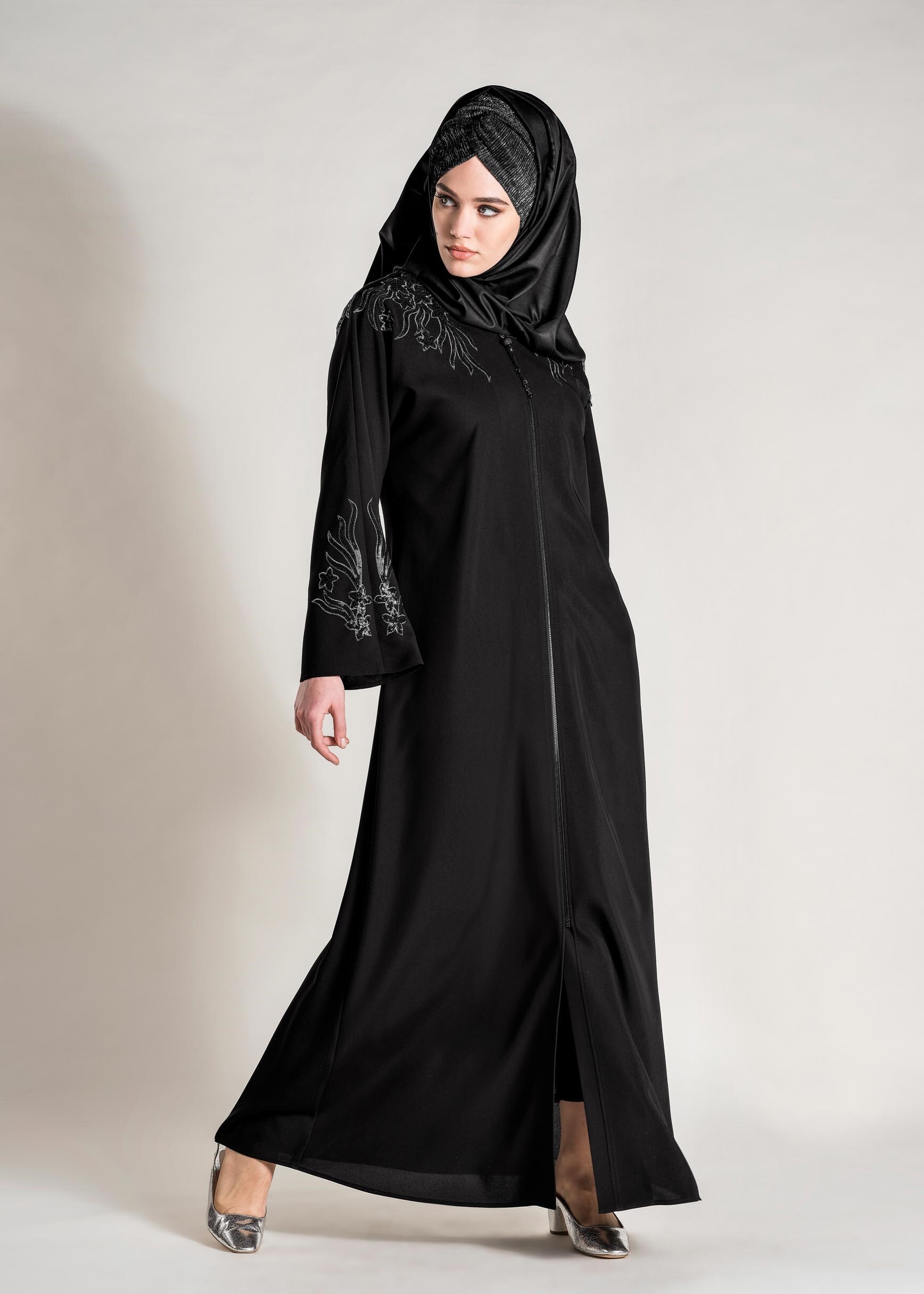 Tesettür giyim SİYAH KOLLARI OMUZLAR PUL İŞLEMELİ FERACE 8279
