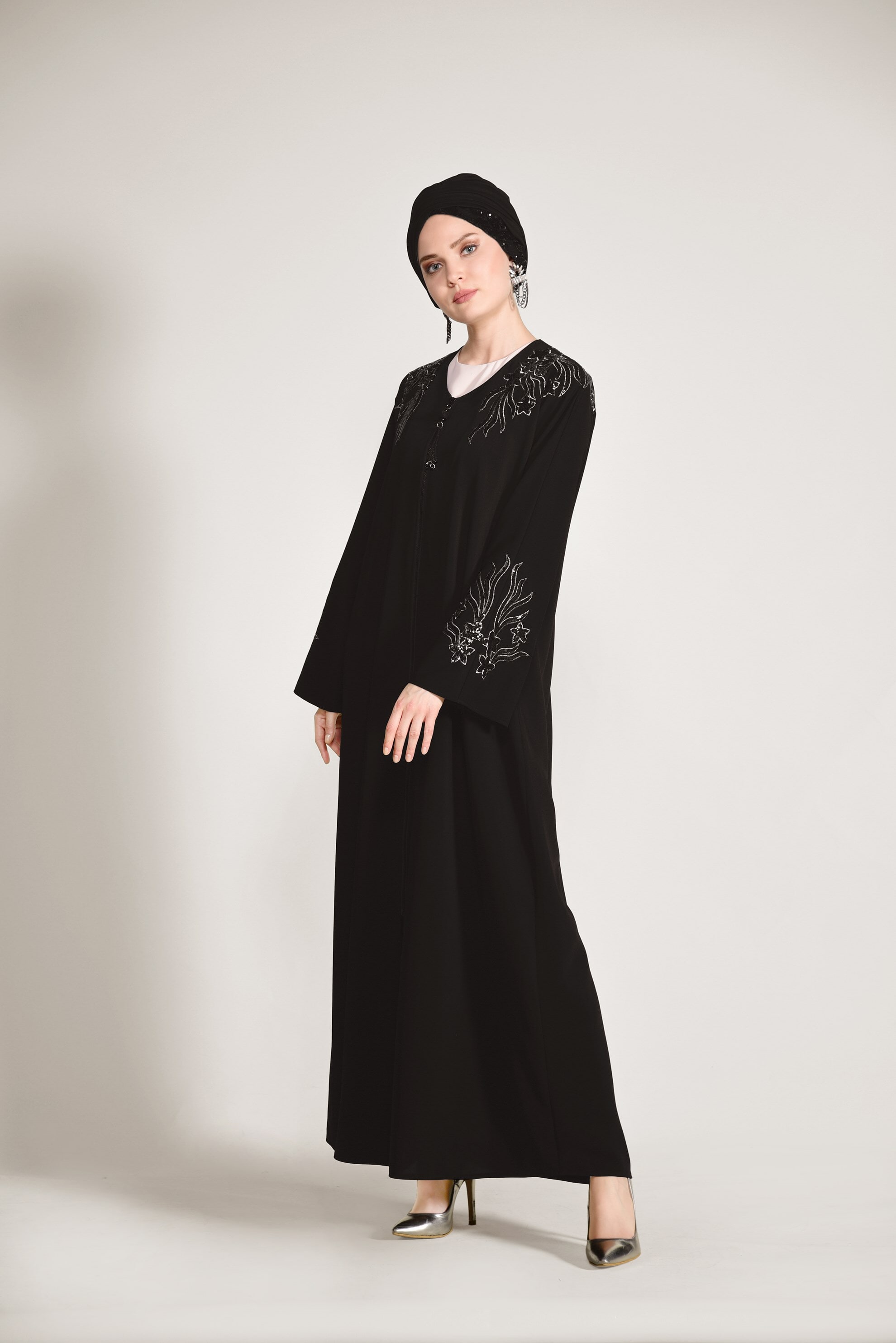 Tesettür giyim SİYAH KOLLARI OMUZLAR PUL İŞLEMELİ FERACE 8279