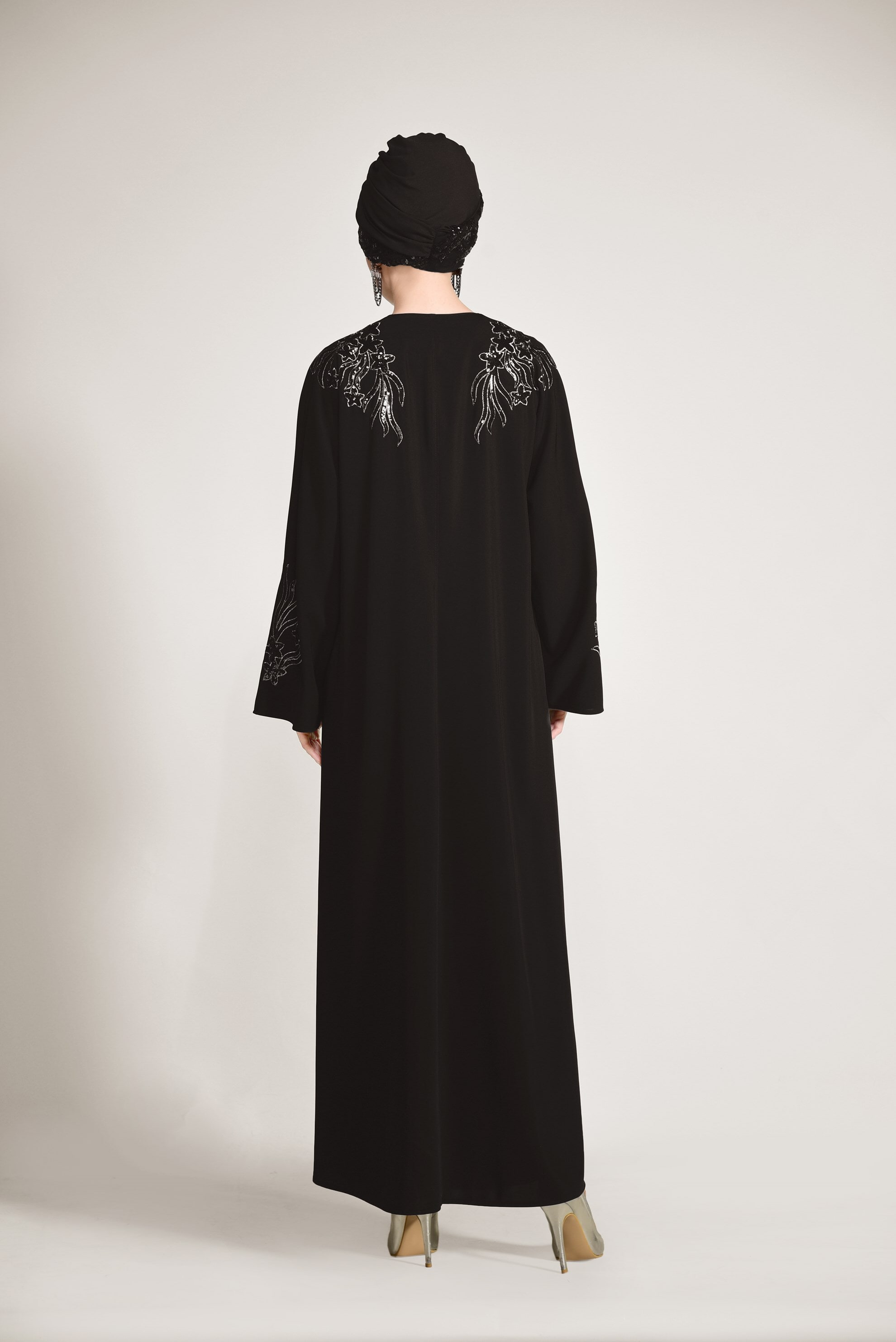 Tesettür giyim SİYAH KOLLARI OMUZLAR PUL İŞLEMELİ FERACE 8279