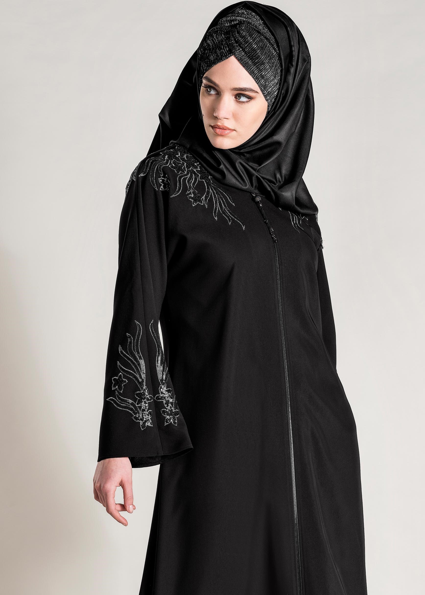 Tesettür giyim SİYAH KOLLARI OMUZLAR PUL İŞLEMELİ FERACE 8279