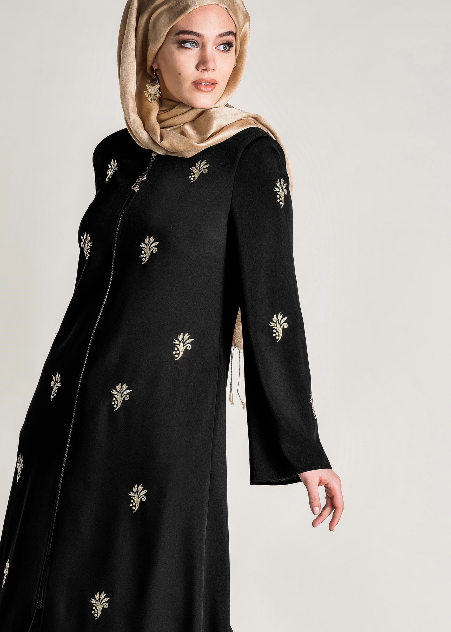 Tesettür giyim SİYAH NAKIŞLI FERMUARLI FERACE 8280 