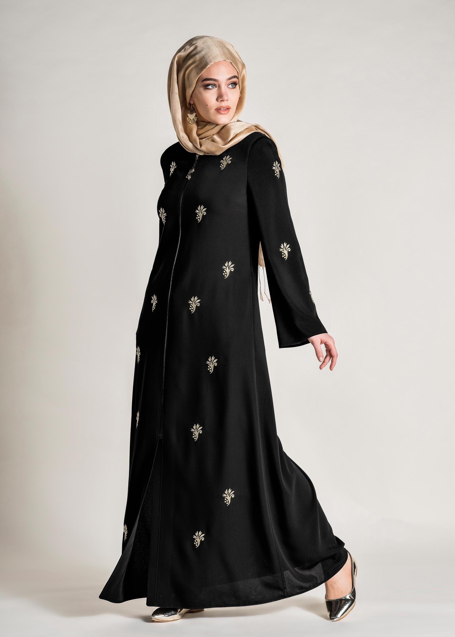 Tesettür giyim SİYAH NAKIŞLI FERMUARLI FERACE 8280 