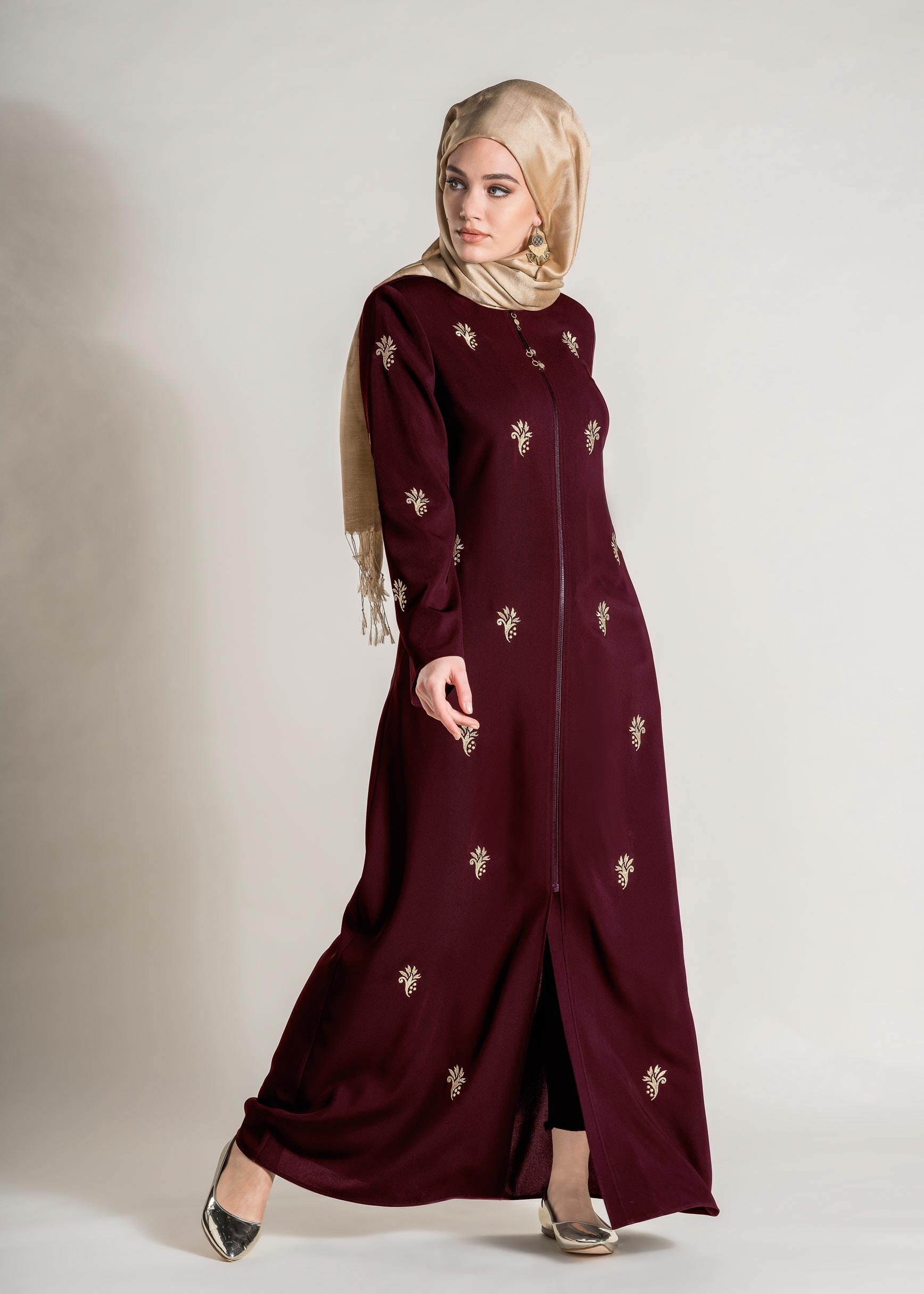 Tesettür giyim MÜRDÜM NAKIŞLI FERMUARLI FERACE 8280 