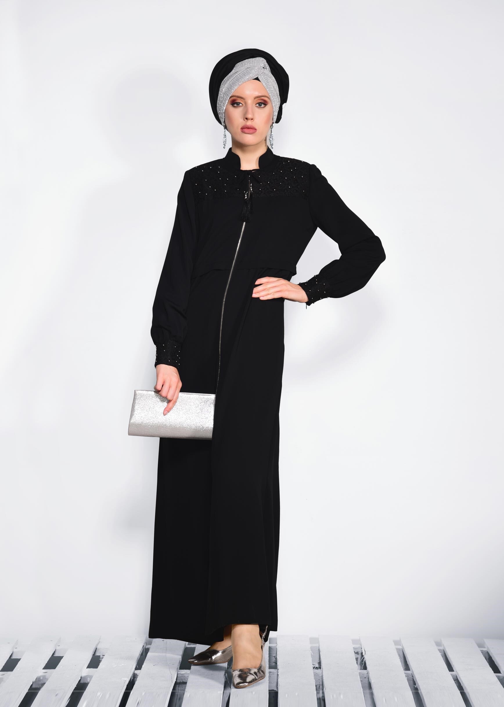 Tesettür giyim SİYAH OMUZ VE MANŞET BONCUK İŞLEMELİ FERACE 8281 