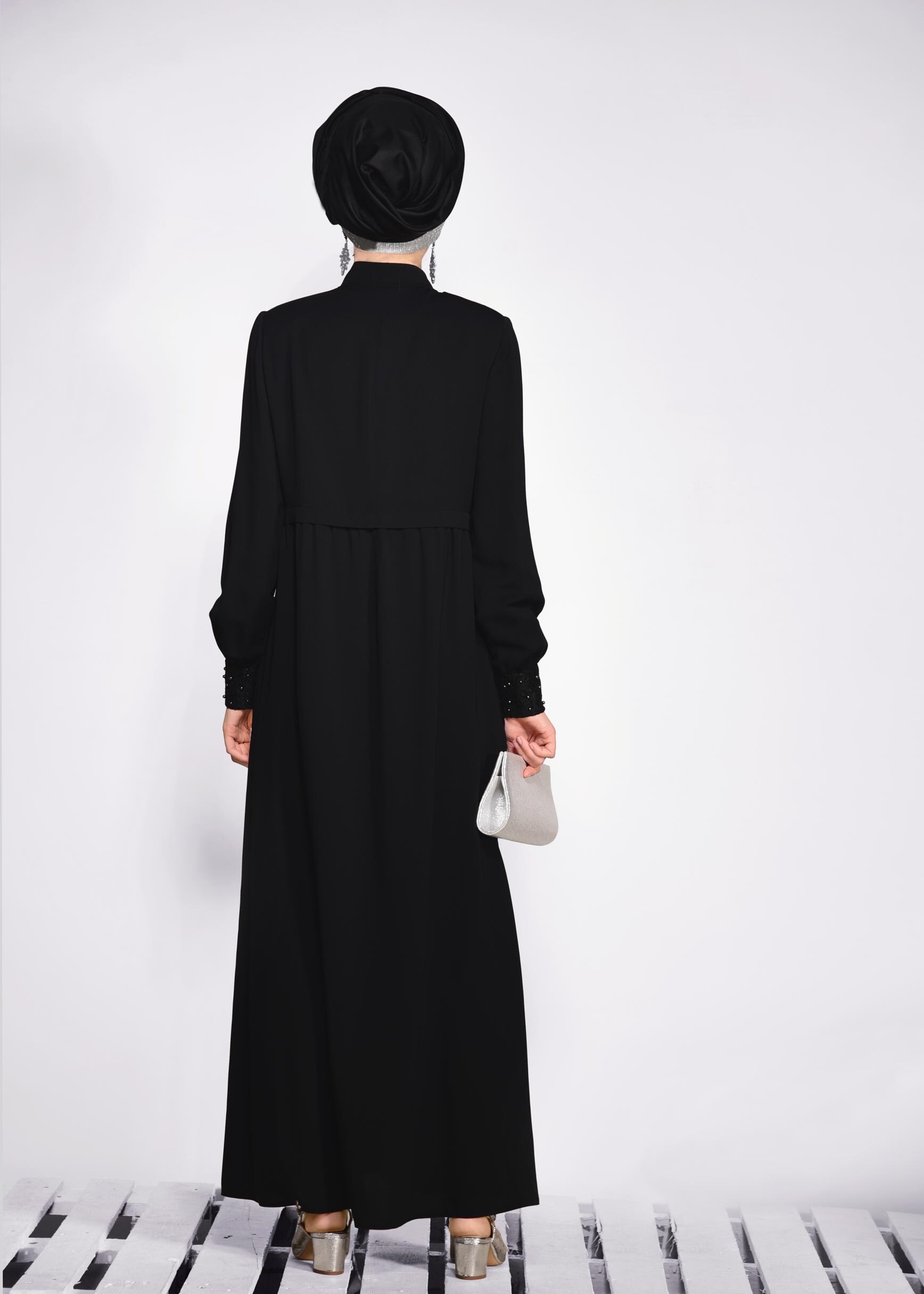 Tesettür giyim SİYAH OMUZ VE MANŞET BONCUK İŞLEMELİ FERACE 8281 