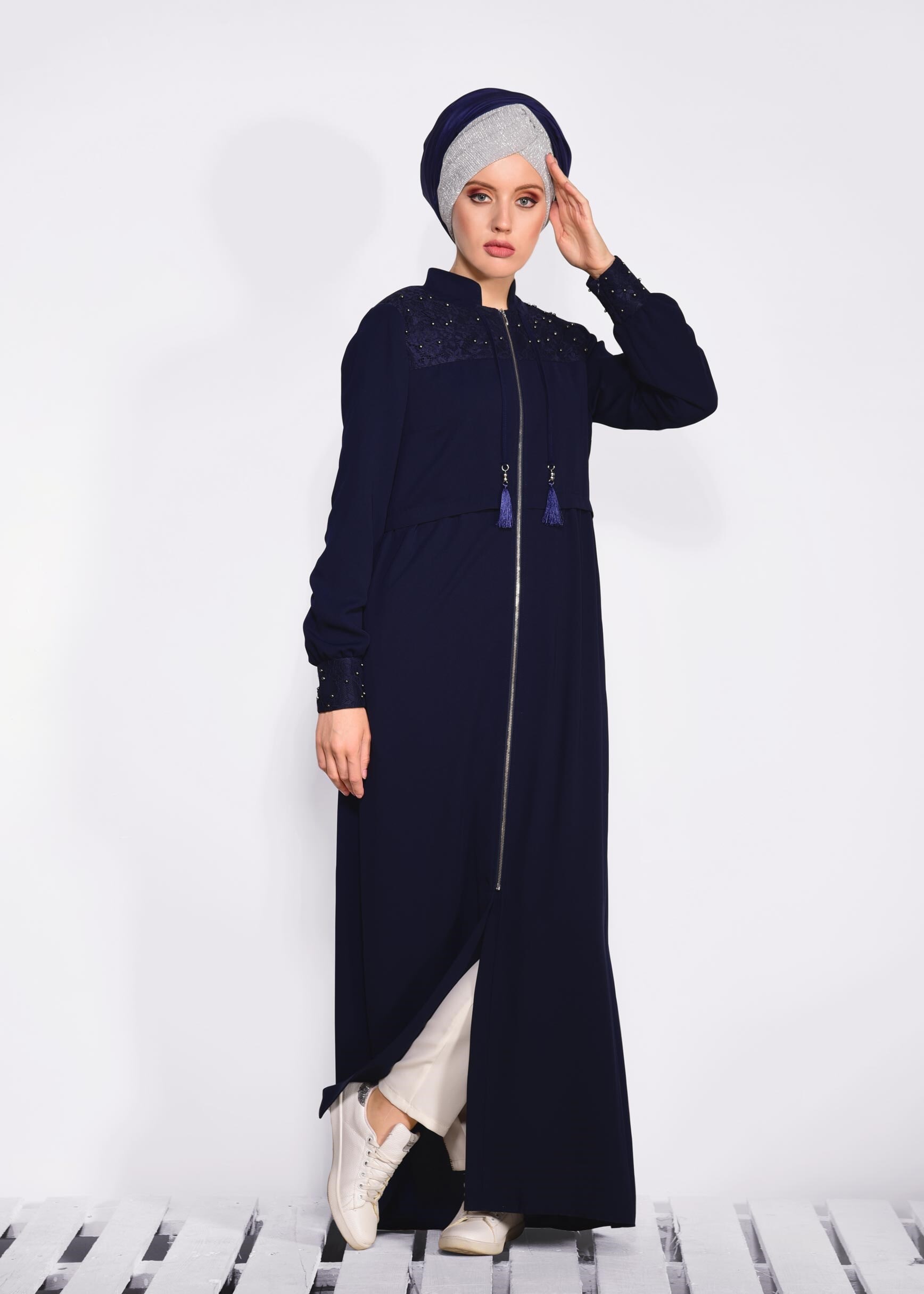Tesettür giyim LACİVERT OMUZ VE MANŞET BONCUK İŞLEMELİ FERACE 8281 