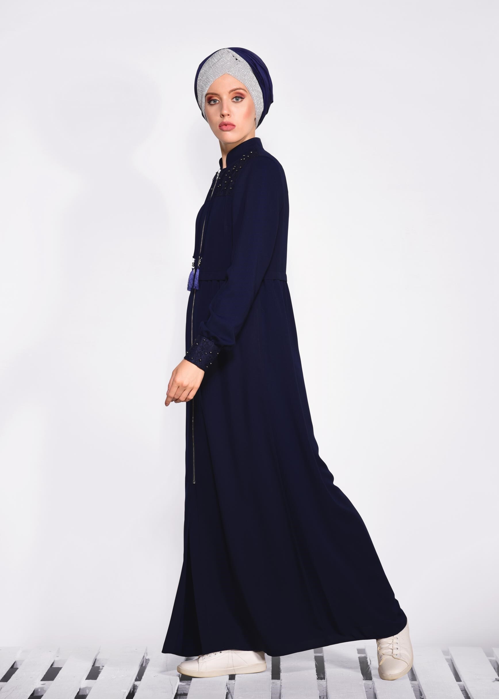 Tesettür giyim LACİVERT OMUZ VE MANŞET BONCUK İŞLEMELİ FERACE 8281 