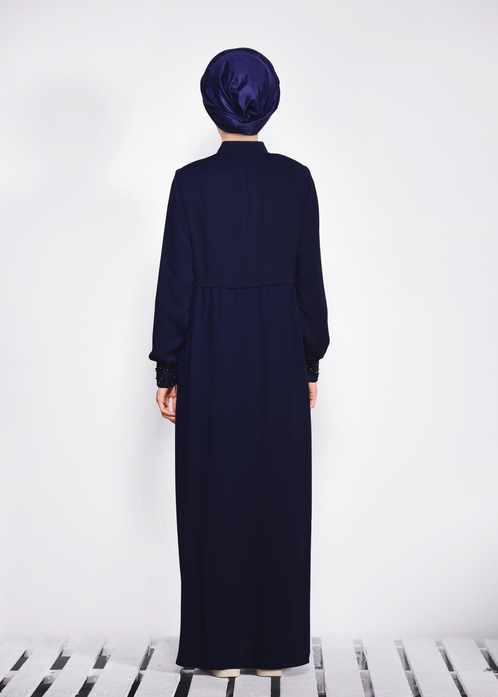 Tesettür giyim LACİVERT OMUZ VE MANŞET BONCUK İŞLEMELİ FERACE 8281 