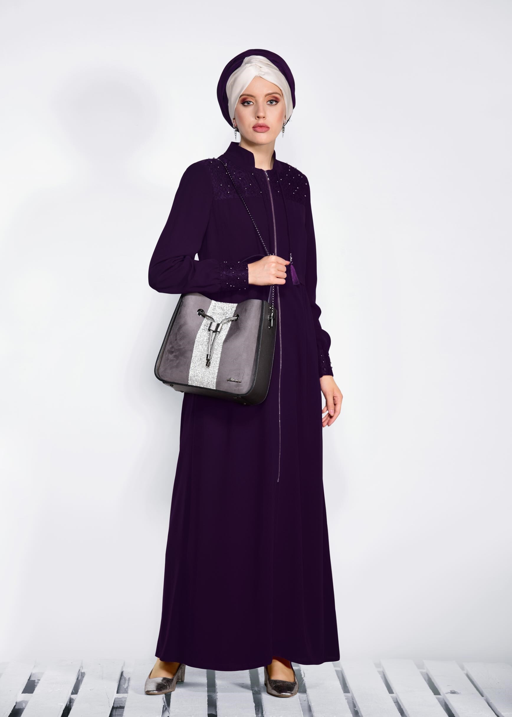 Tesettür giyim BORDO OMUZ VE MANŞET BONCUK İŞLEMELİ FERACE 8281 