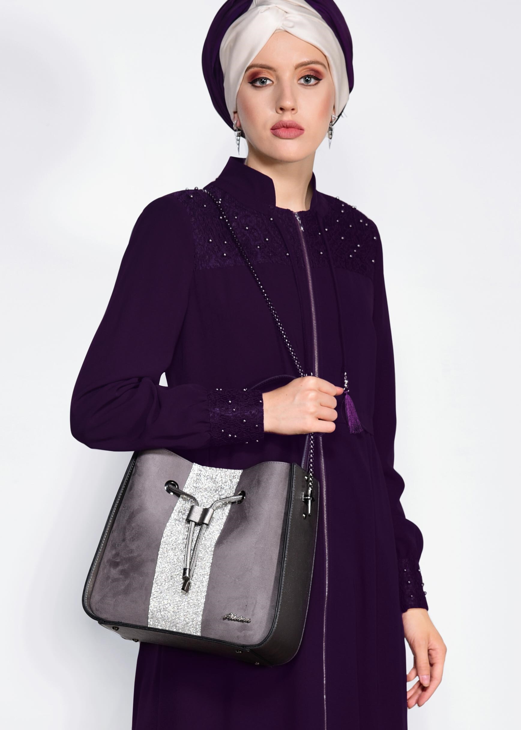 Tesettür giyim BORDO OMUZ VE MANŞET BONCUK İŞLEMELİ FERACE 8281 