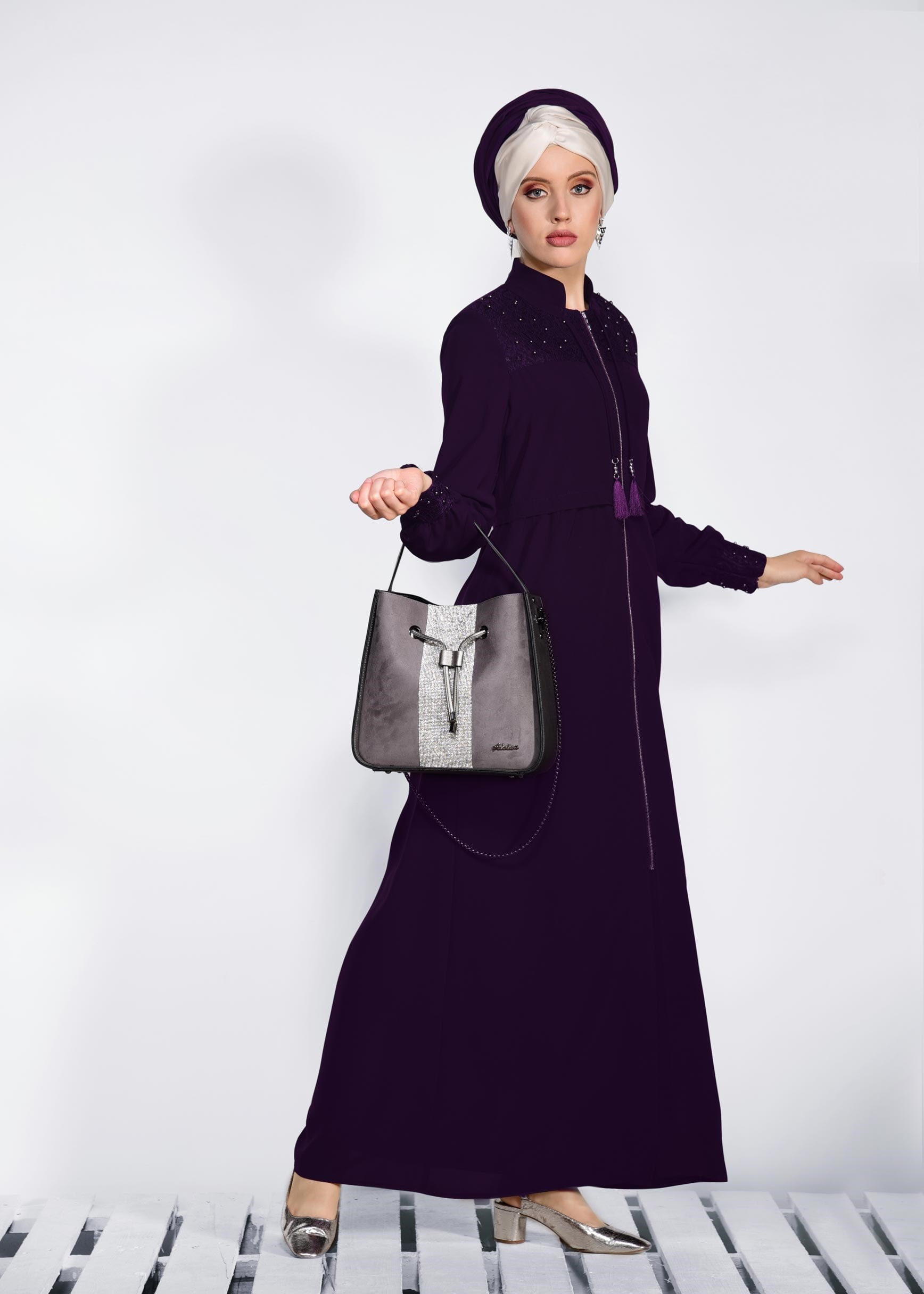 Tesettür giyim BORDO OMUZ VE MANŞET BONCUK İŞLEMELİ FERACE 8281 