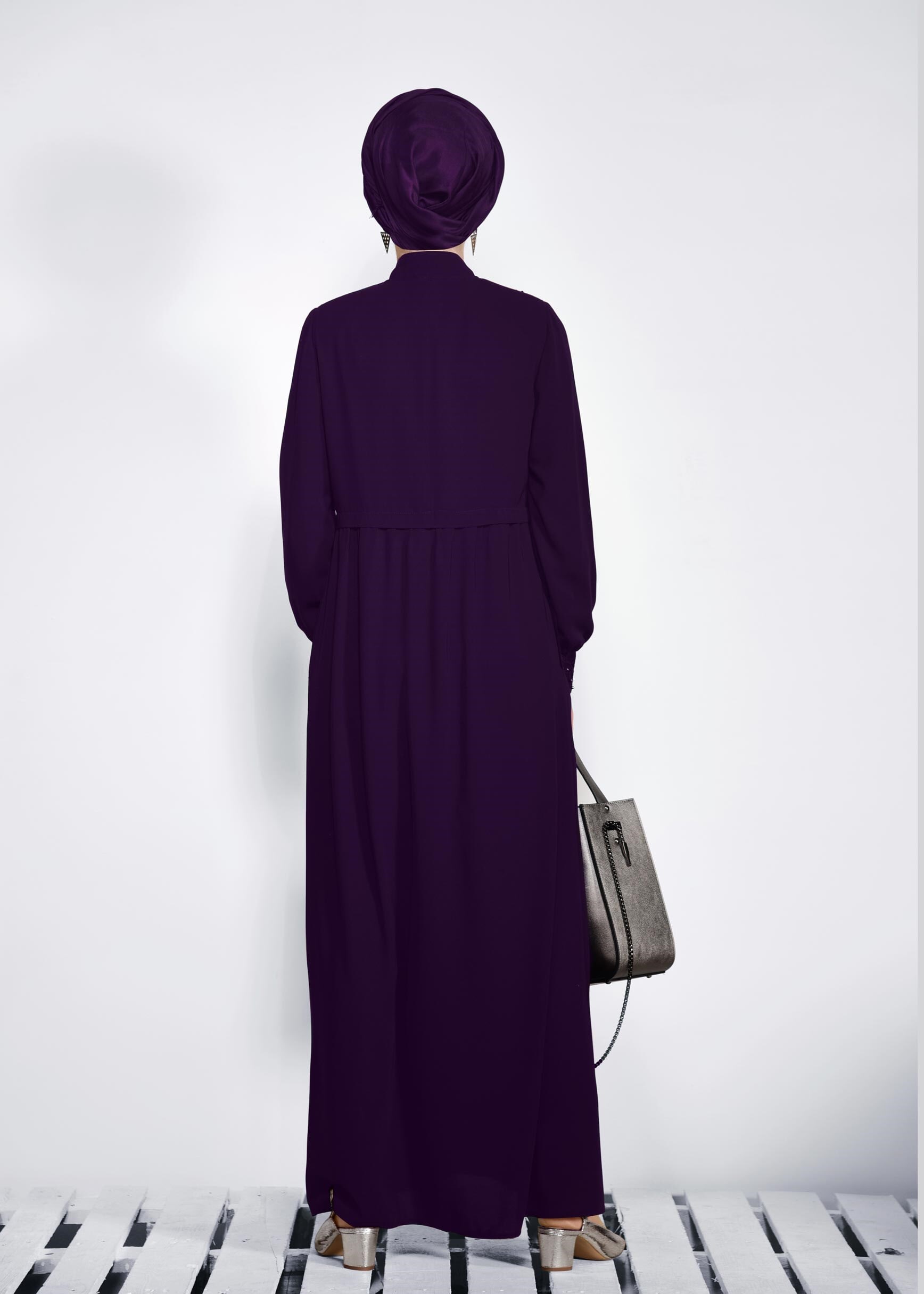 Tesettür giyim BORDO OMUZ VE MANŞET BONCUK İŞLEMELİ FERACE 8281 