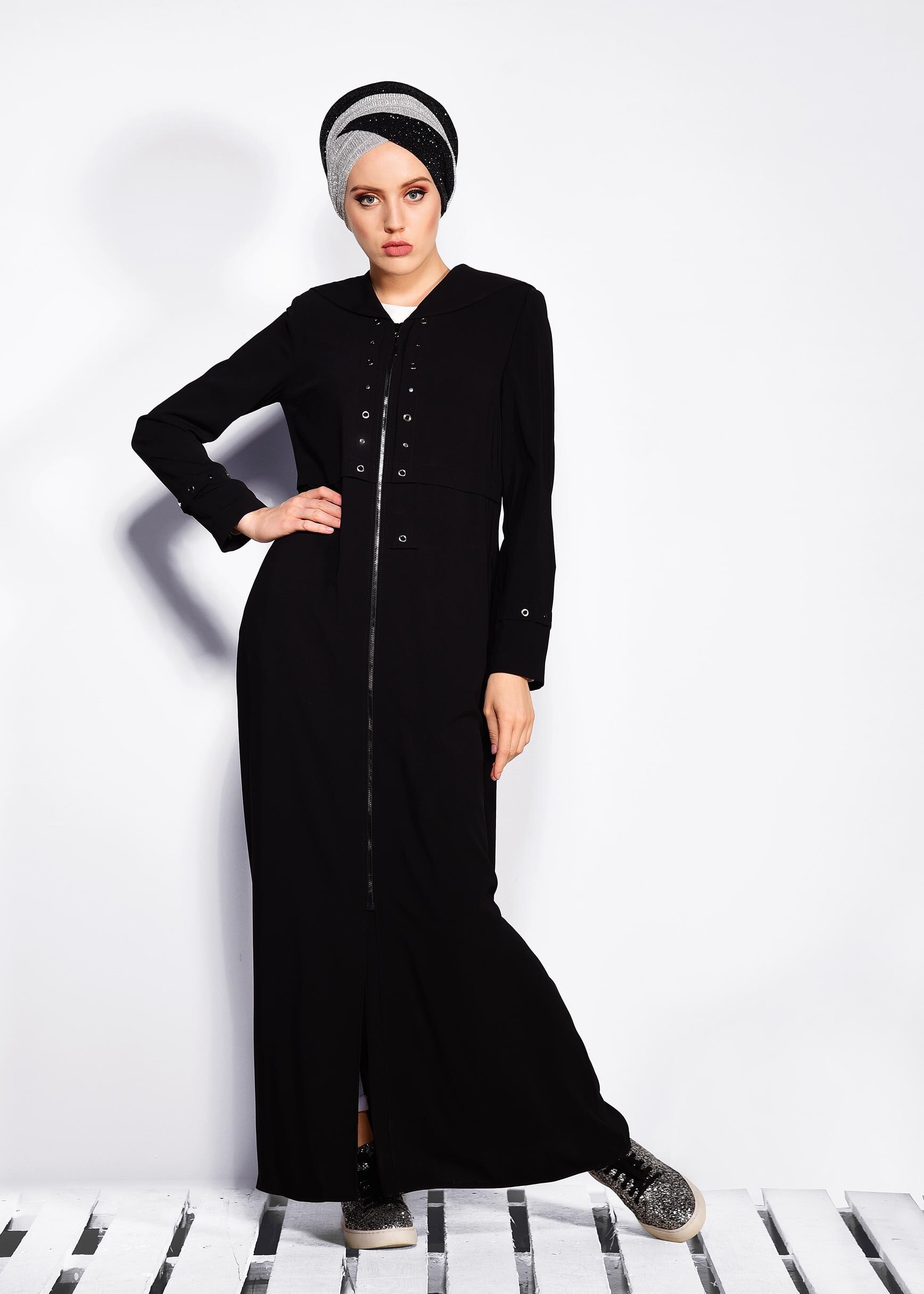 Tesettür giyim SİYAH KAPÜŞONLU VE FERMUARLI FERACE 8288