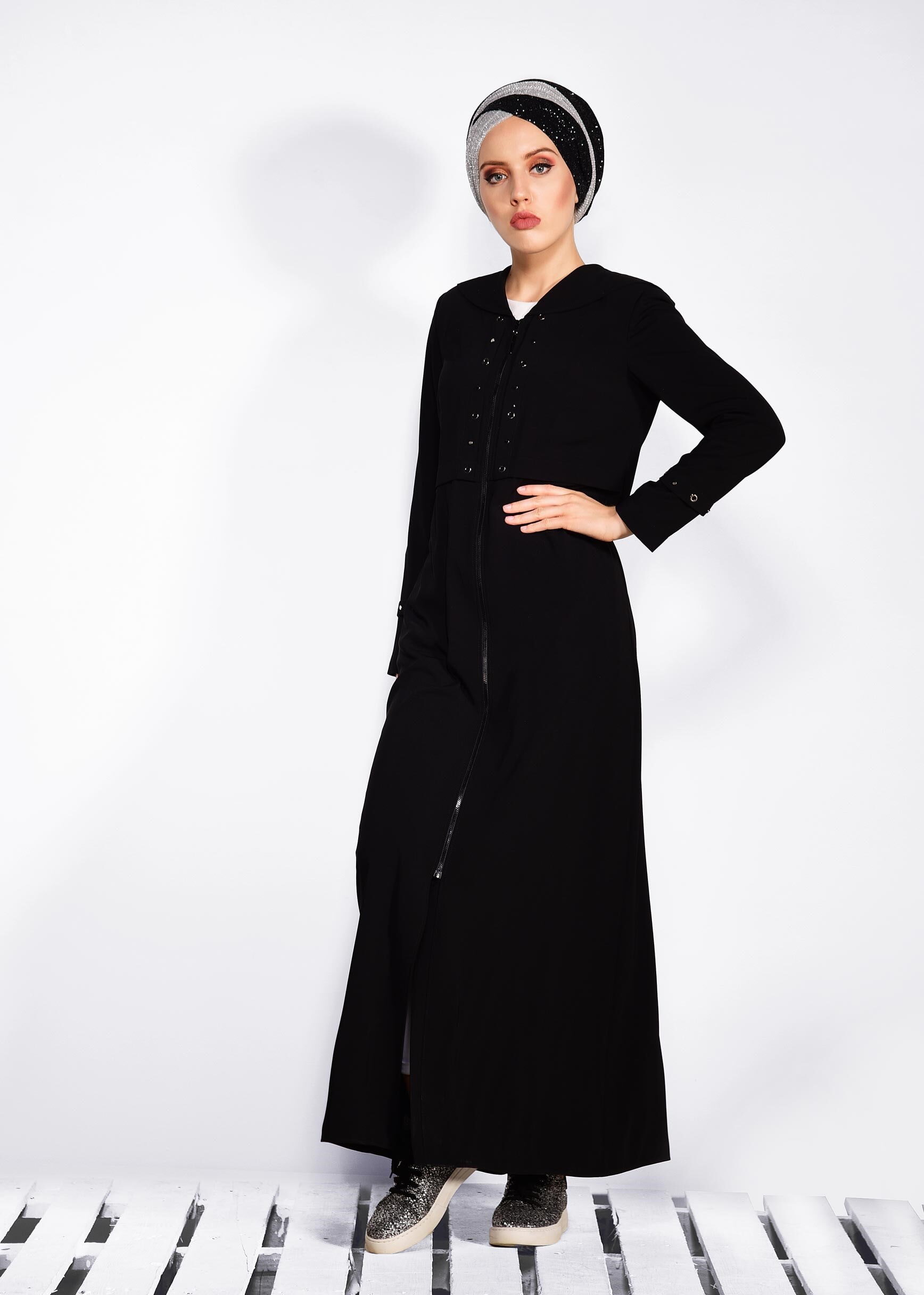 Tesettür giyim SİYAH KAPÜŞONLU VE FERMUARLI FERACE 8288