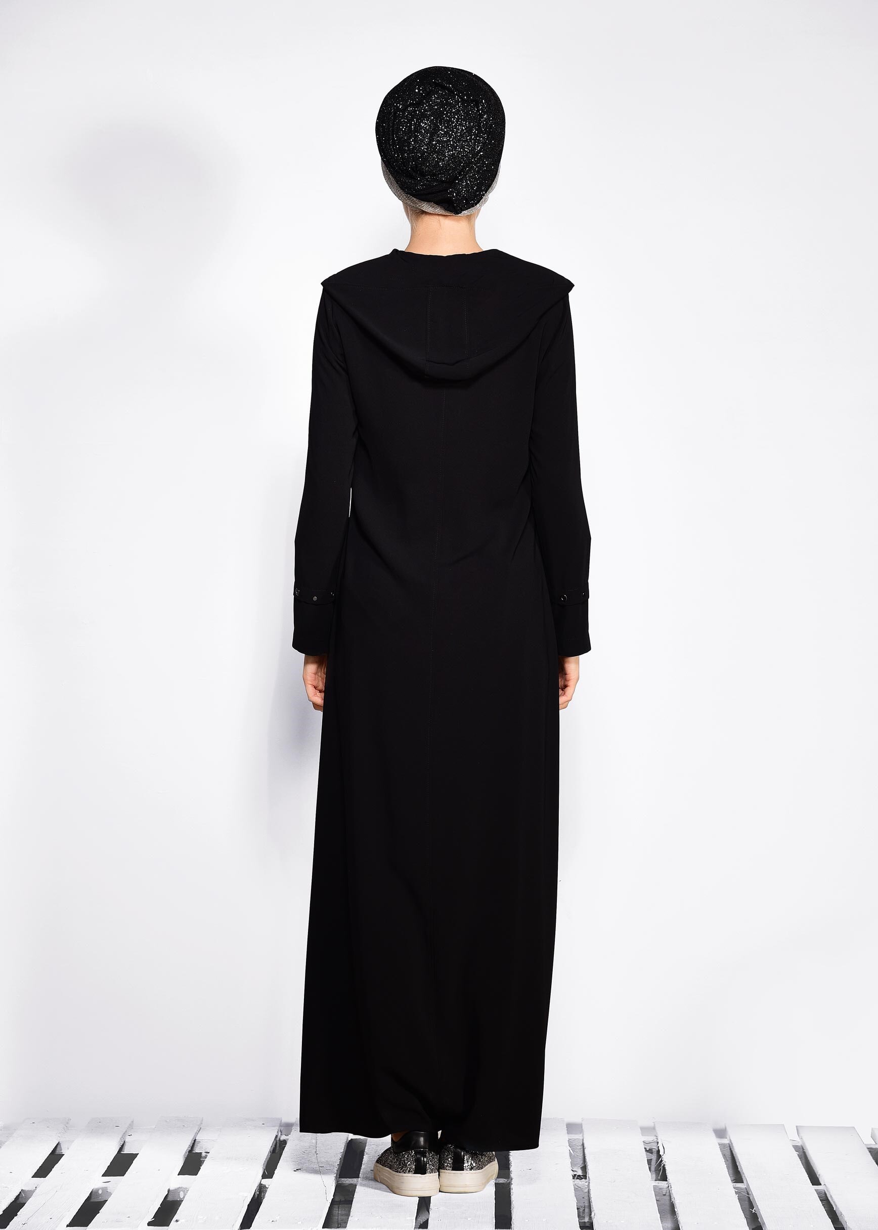 Tesettür giyim SİYAH KAPÜŞONLU VE FERMUARLI FERACE 8288