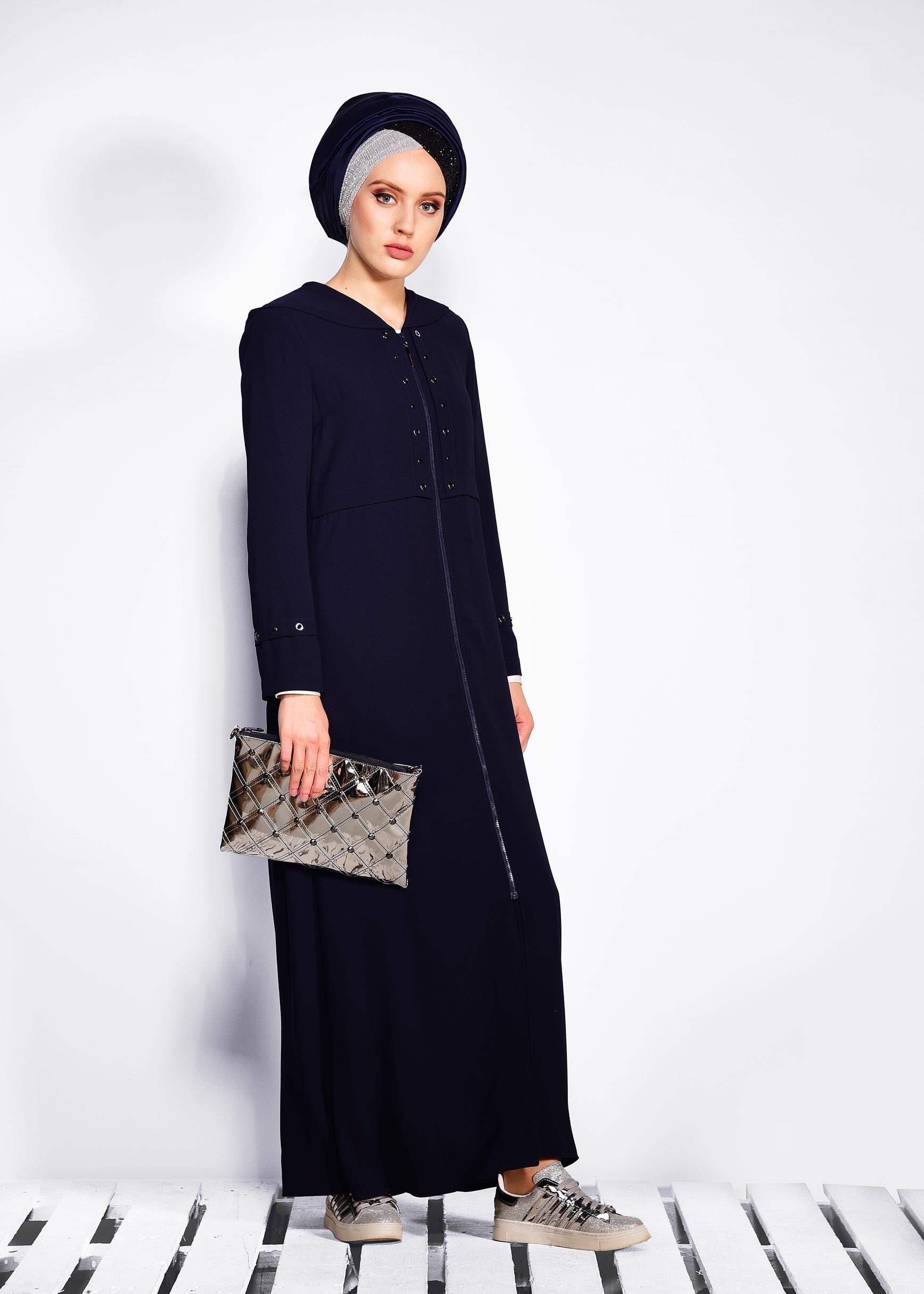 Tesettür giyim LACİVERT KAPÜŞONLU VE FERMUARLI FERACE 8288
