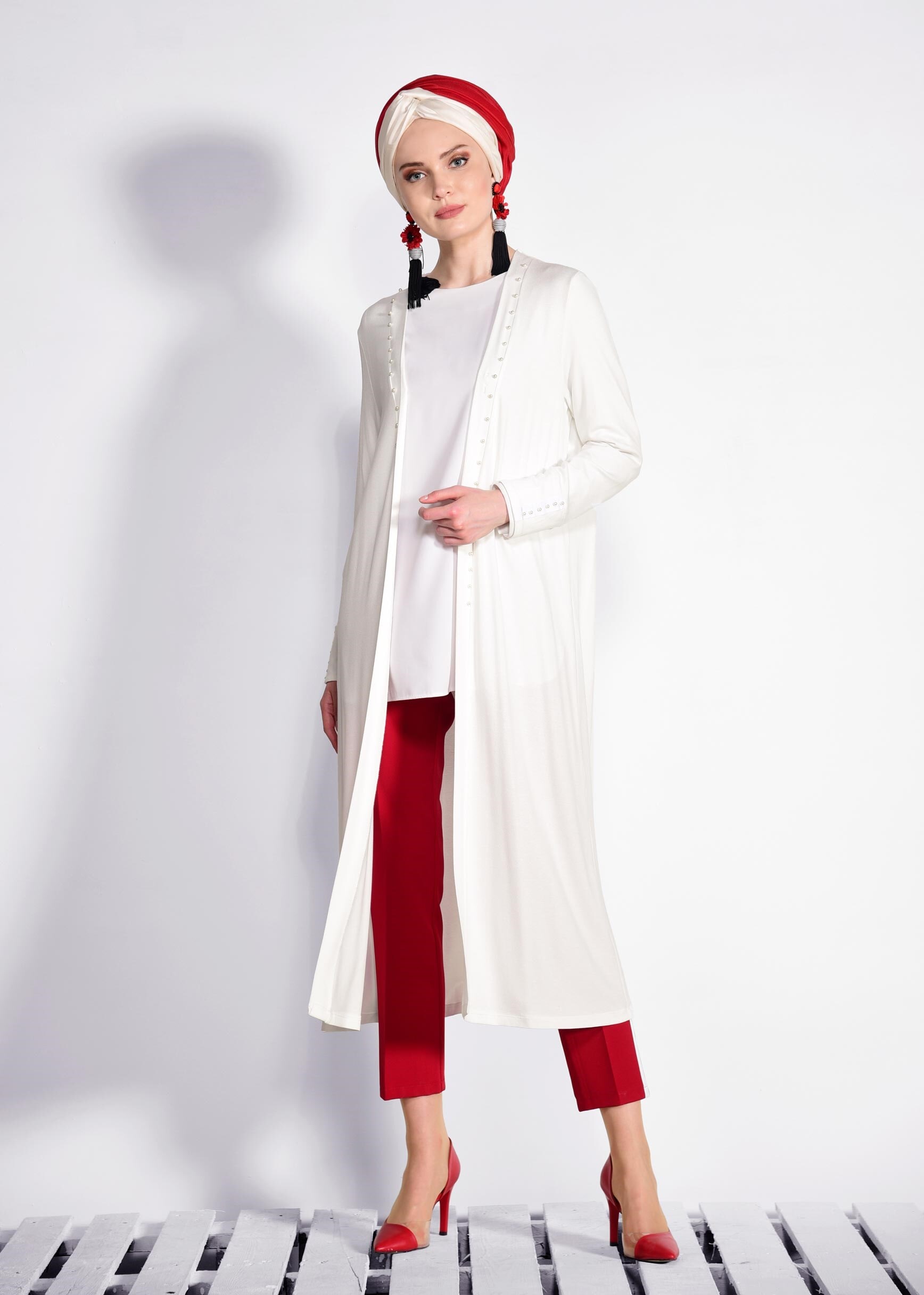 Tesettür giyim BEYAZ İNCİ İŞLEMELİ HIRKA 4194