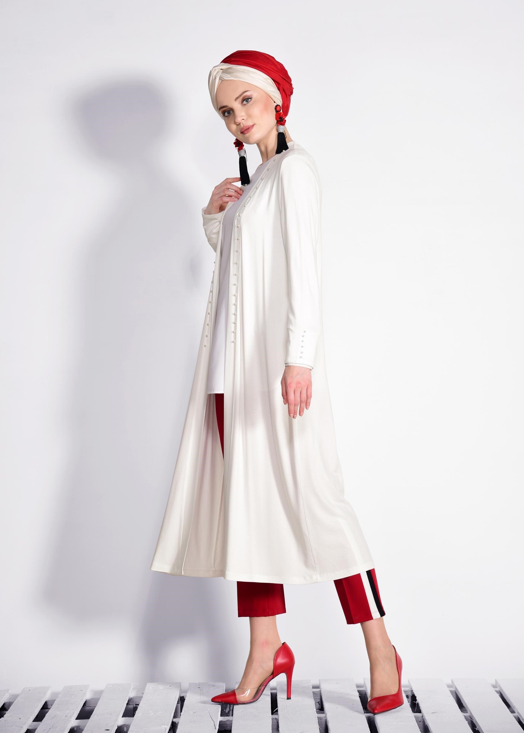 Tesettür giyim BEYAZ İNCİ İŞLEMELİ HIRKA 4194