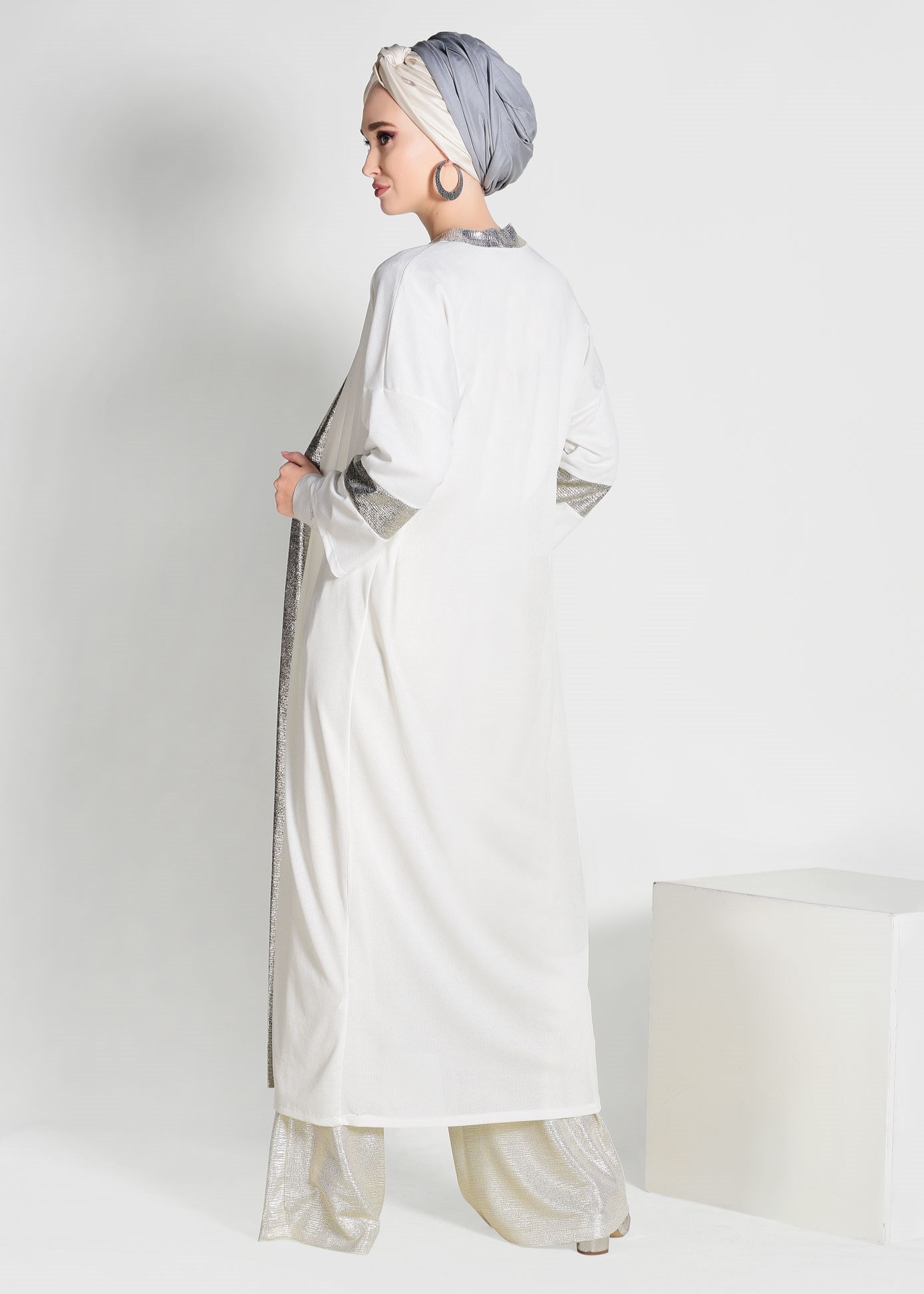 Tesettür giyim EKRU ÖRME CREP SİMLİ HIRKA 4408