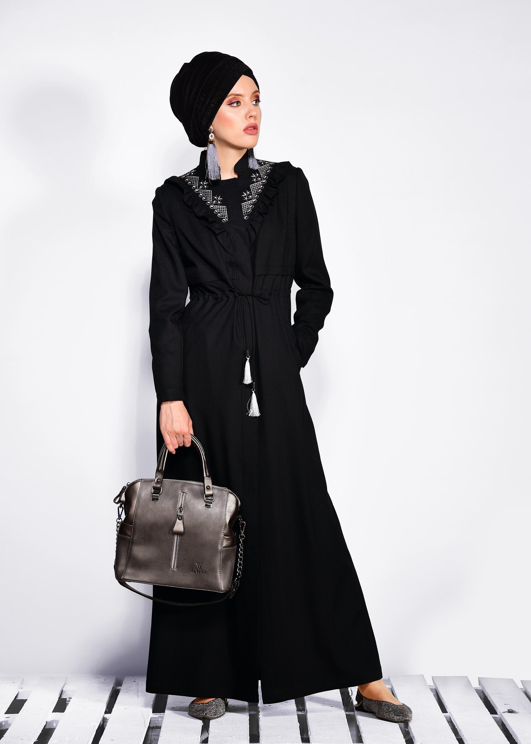 Tesettür giyim SİYAH YAKASI FIRFIRLI VE BELİ BÜZGÜLÜ PARDESÜ 1193 