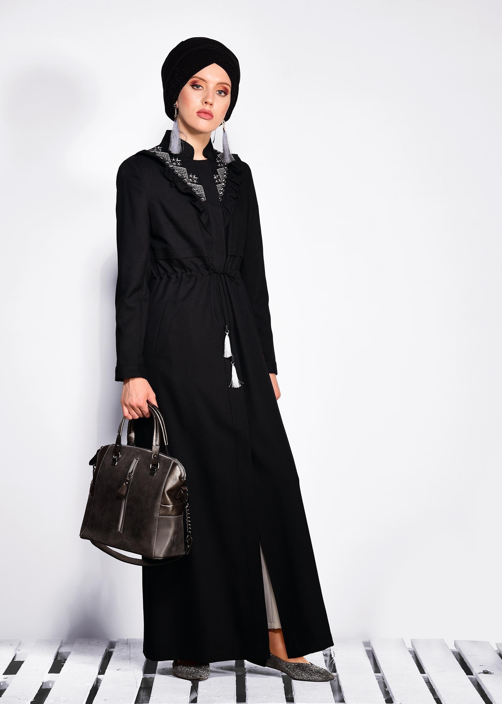 Tesettür giyim SİYAH YAKASI FIRFIRLI VE BELİ BÜZGÜLÜ PARDESÜ 1193 