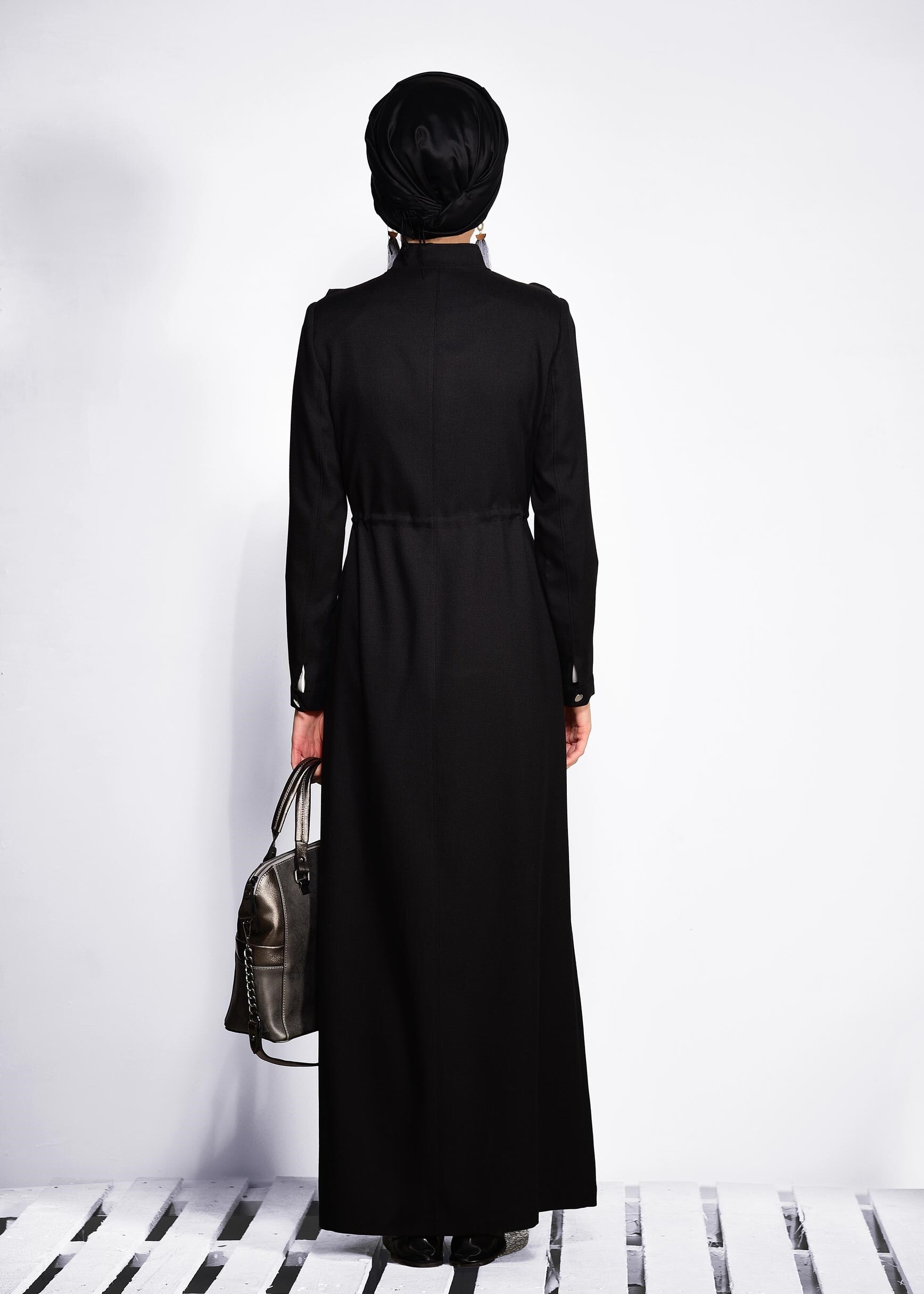 Tesettür giyim SİYAH YAKASI FIRFIRLI VE BELİ BÜZGÜLÜ PARDESÜ 1193 