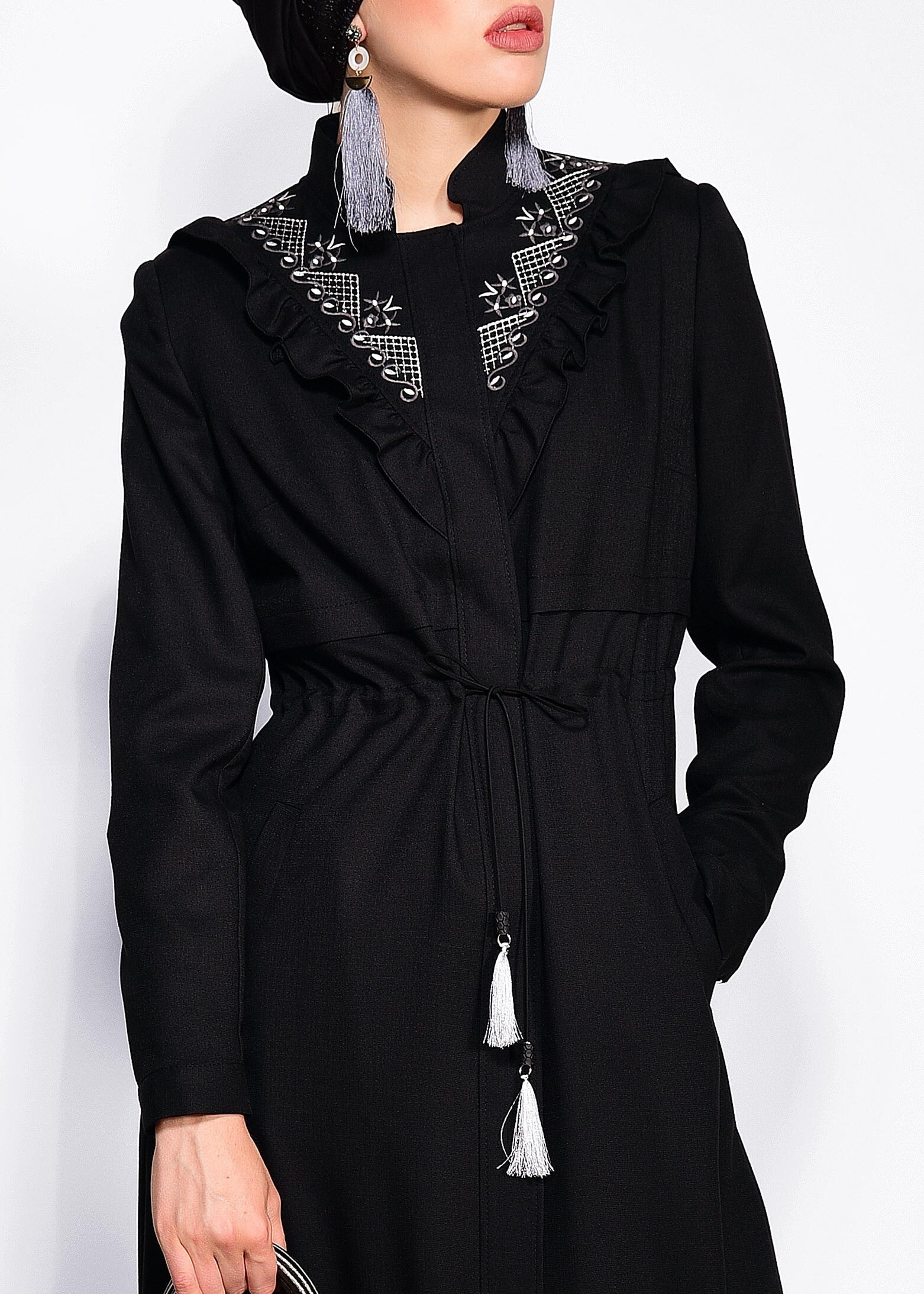 Tesettür giyim SİYAH YAKASI FIRFIRLI VE BELİ BÜZGÜLÜ PARDESÜ 1193 