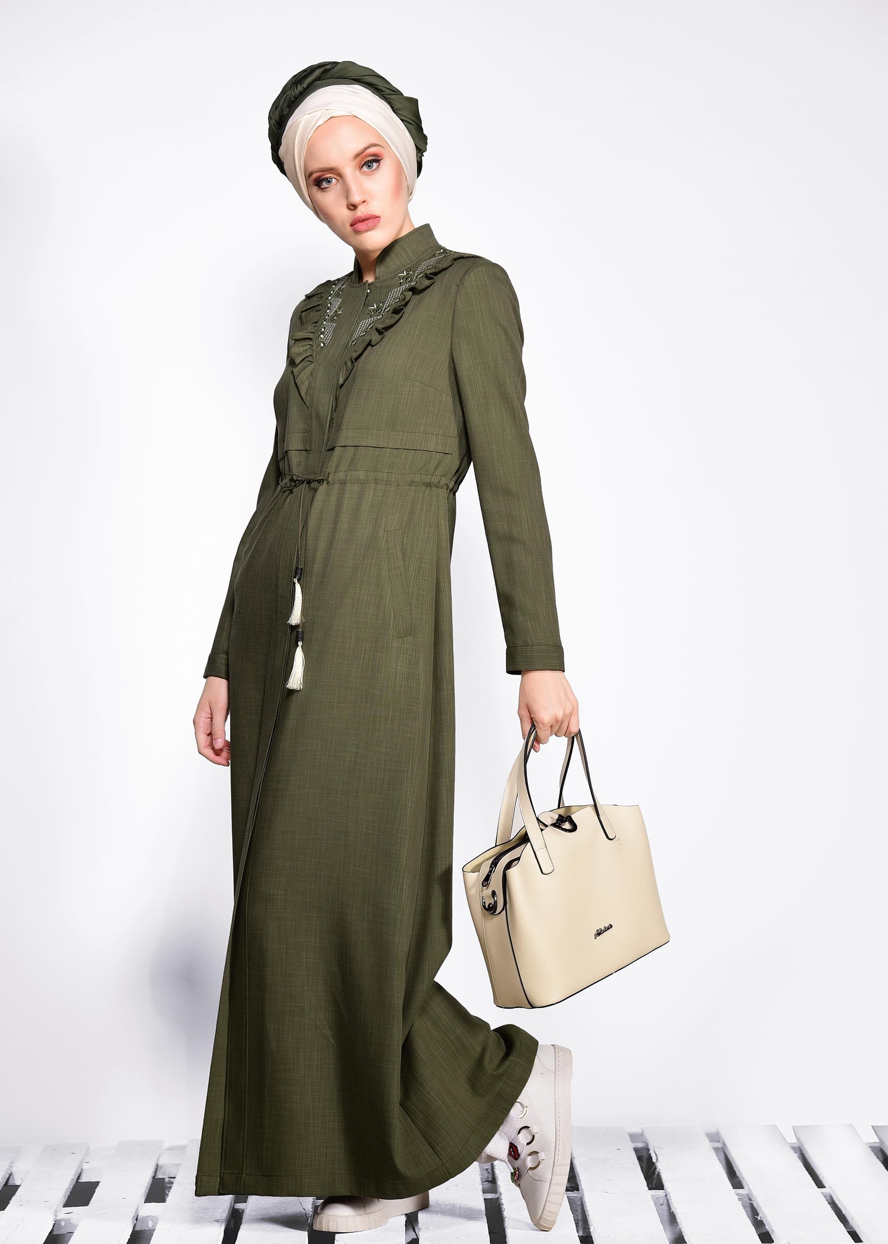 Tesettür giyim HAKİ YAKASI FIRFIRLI VE BELİ BÜZGÜLÜ PARDESÜ 1193 