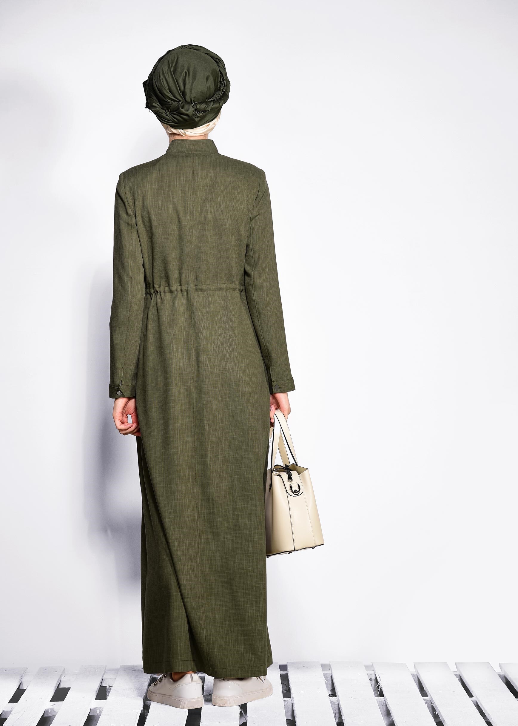 Tesettür giyim HAKİ YAKASI FIRFIRLI VE BELİ BÜZGÜLÜ PARDESÜ 1193 