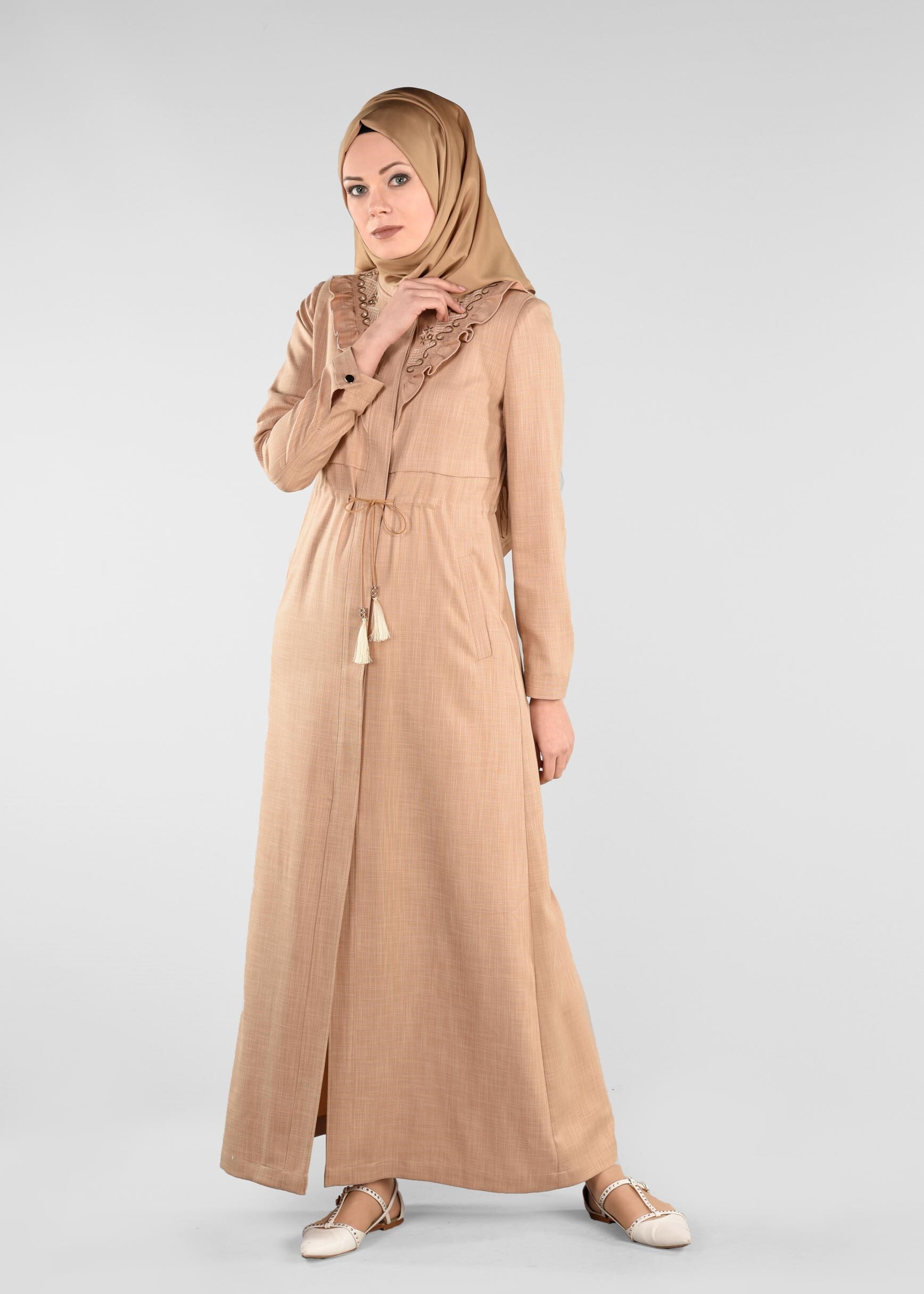 Tesettür giyim KAHVE YAKASI FIRFIRLI VE BELİ BÜZGÜLÜ PARDESÜ 1193 